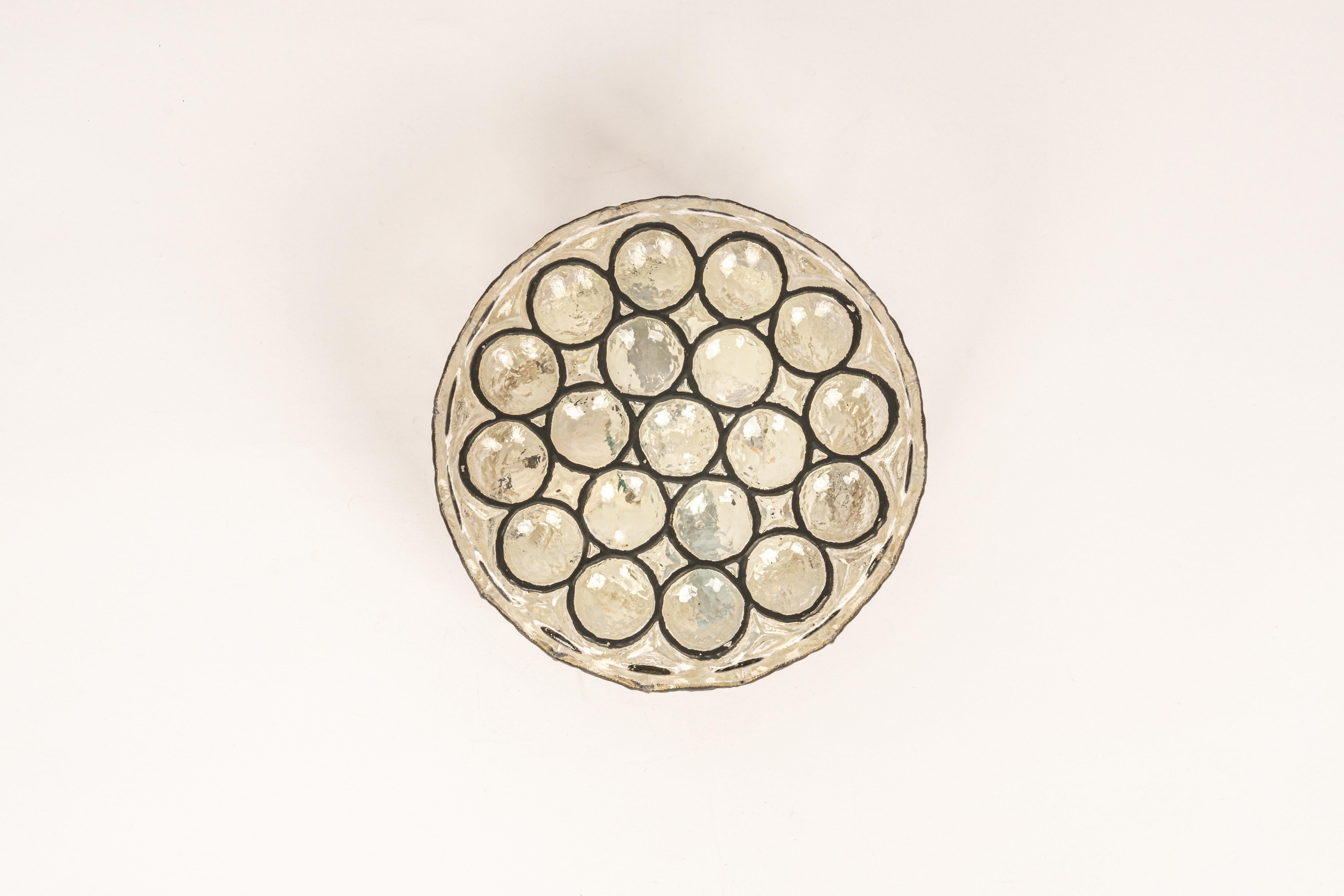 1 de 6 Pequeños apliques o plafones de hierro y cristal de Limburg, Alemania, años 60 en Bueno estado para la venta en Aachen, NRW