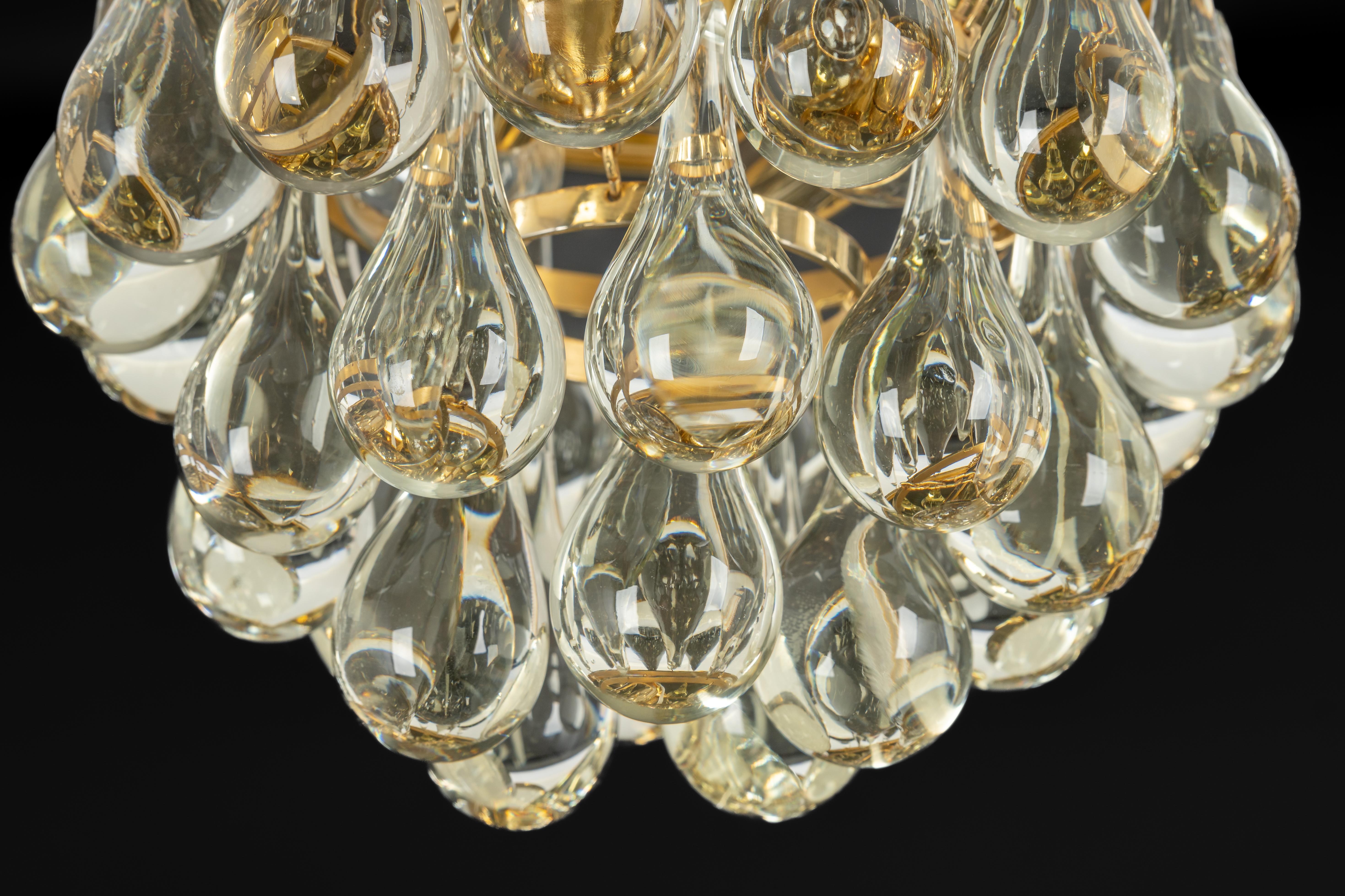 Un étonnant petit luminaire encastré par Christoph Palme, Allemagne, a été fabriqué dans les années 1970. Il est composé de pièces en verre de Murano en forme de goutte d'eau sur un cadre en métal/laiton.
Haute qualité des matériaux.

Douilles :