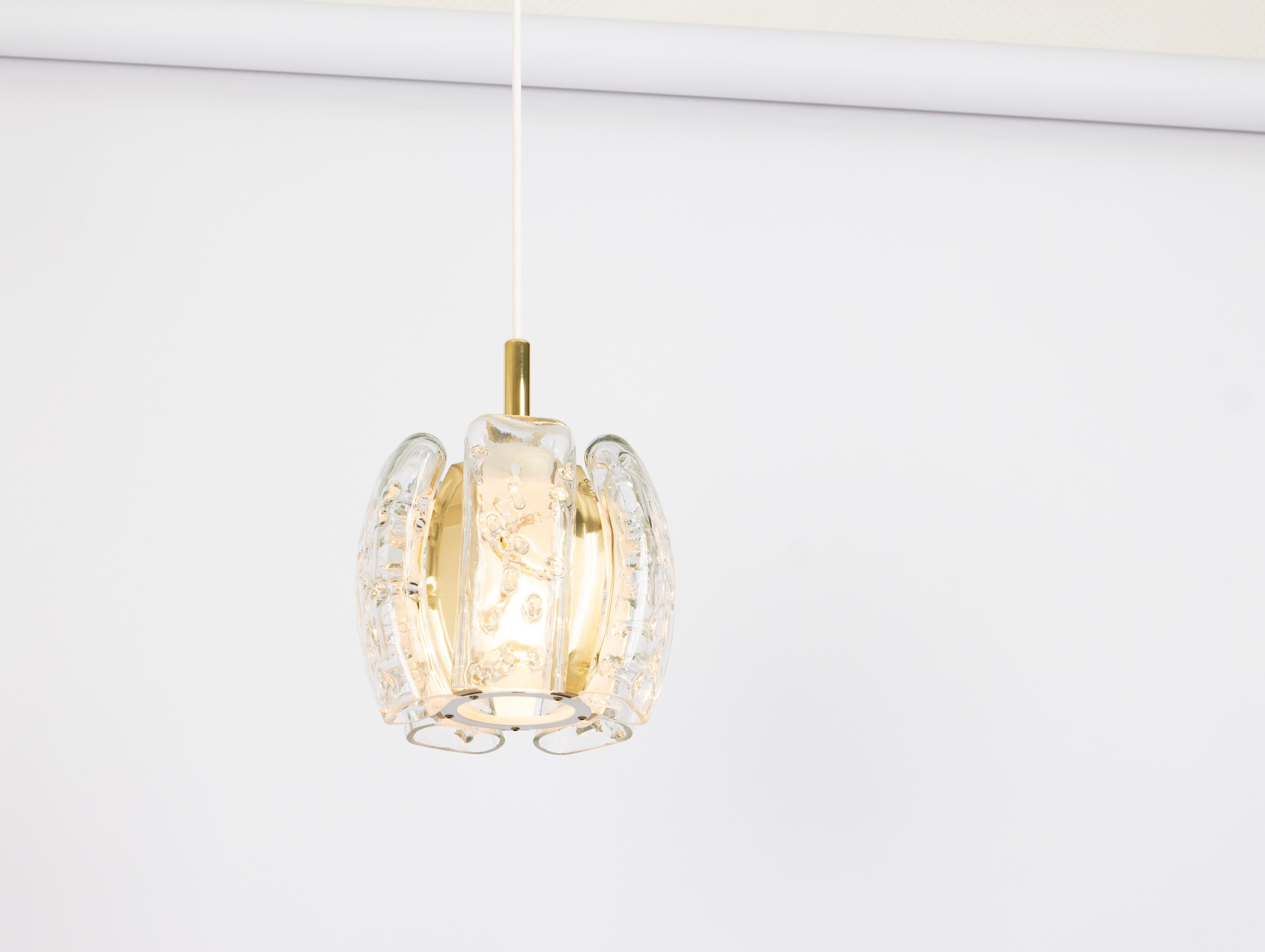 1 von 3 kleinen Murano-Hängeleuchten, entworfen von Doria, 1970er Jahre
Sehr guter Zustand. Gereinigt, gut verkabelt und einsatzbereit.
Jede Pendelleuchte benötigt eine E14 Glühbirne mit max. 40W.
Glühbirnen sind nicht enthalten. Es ist möglich,