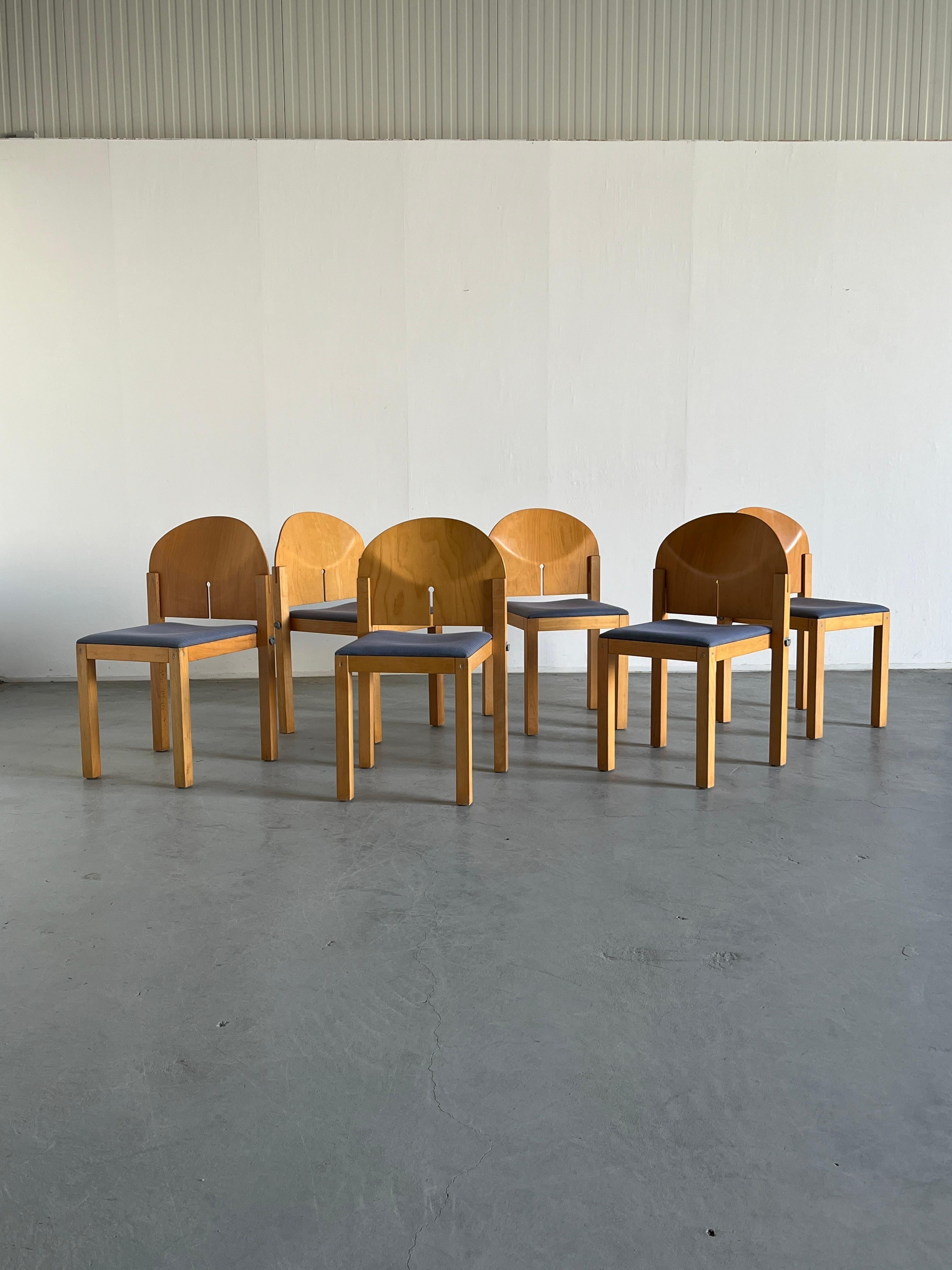 Postmoderne 1 des 6 chaises de salle à manger empilables en bois postmodernes d'Arno Votteler, Allemagne, années 80 en vente