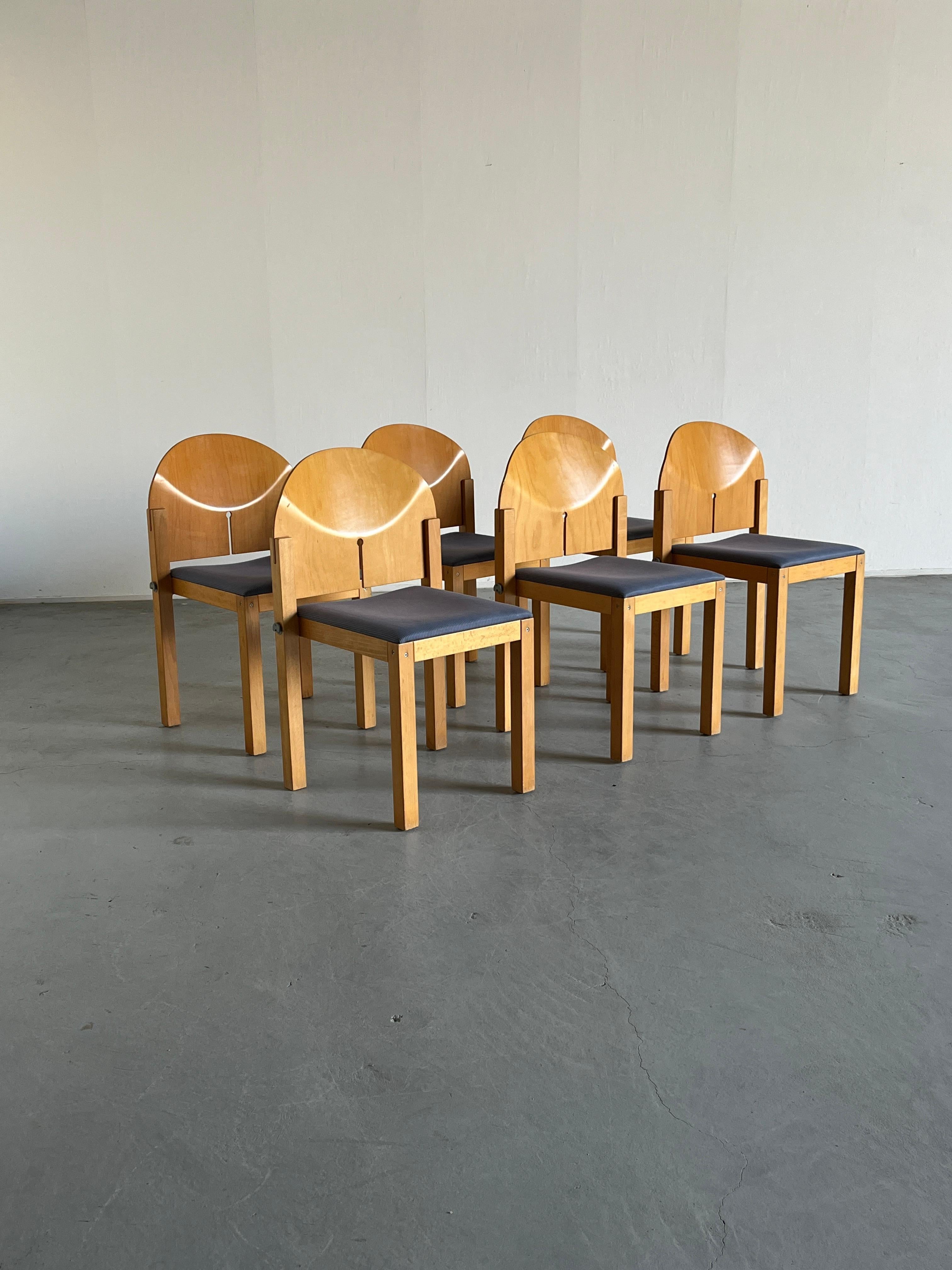 1 von 6 postmodernen stapelbaren Holzstühlen aus Holz von Arno Votteler, 80er Jahre, Deutschland (Stoff)