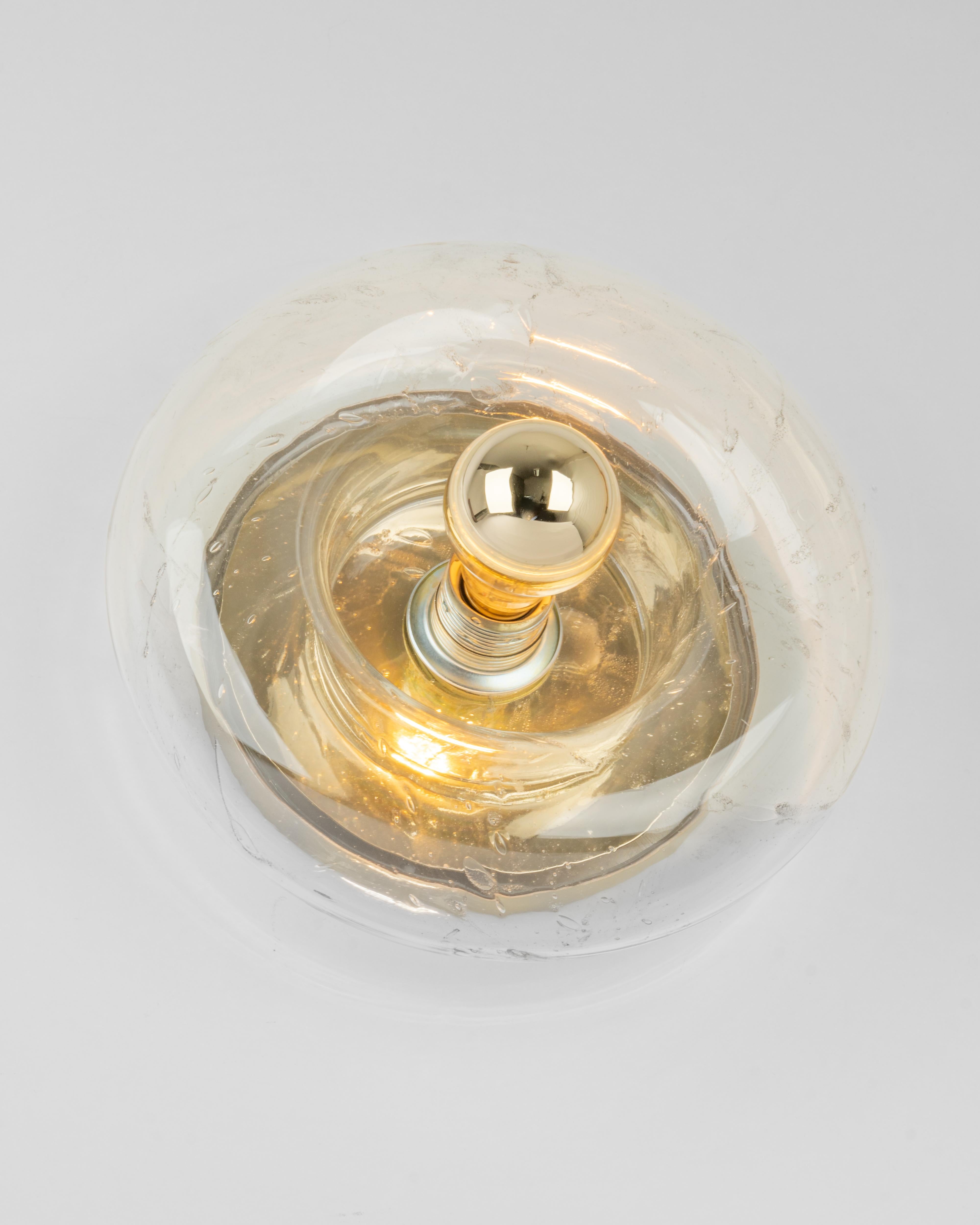 1 von 6 speziellen runden biomorphen Wandleuchten aus klarem Murano-Glas in Doughnut-Form, entworfen von Doria Leuchten, Deutschland, hergestellt um 1960-1969.
Hohe Qualität, guter Zustand.
Sehr schöner Lichteffekt.
Gereinigt, gut verkabelt und