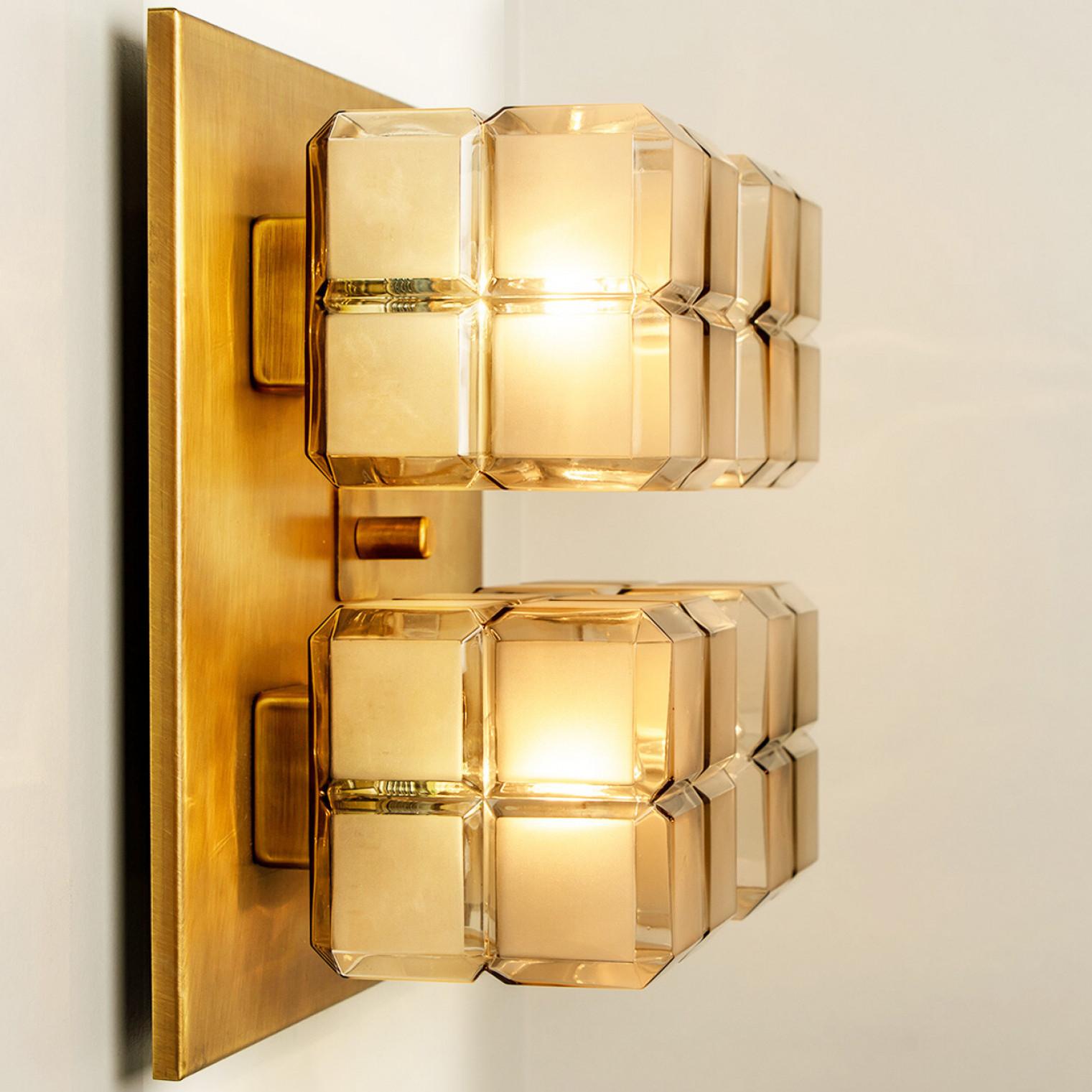 1 de 6 Lampes murales en verre de lait doré de forme carrée, encastrées par Glashütte en vente 2