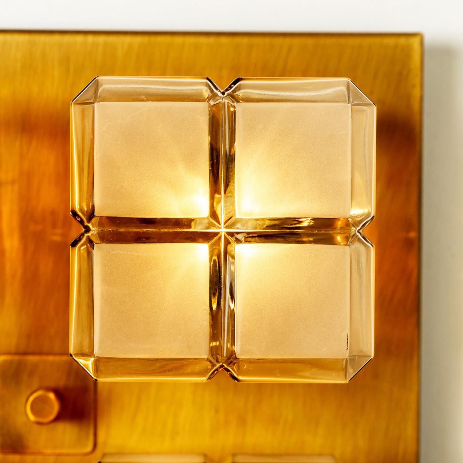 1 de 6 Lampes murales en verre de lait doré de forme carrée, encastrées par Glashütte en vente 3