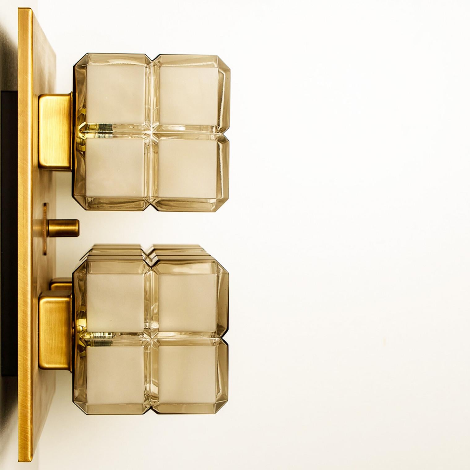 1 de 6 Lampes murales en verre de lait doré de forme carrée, encastrées par Glashütte en vente 7