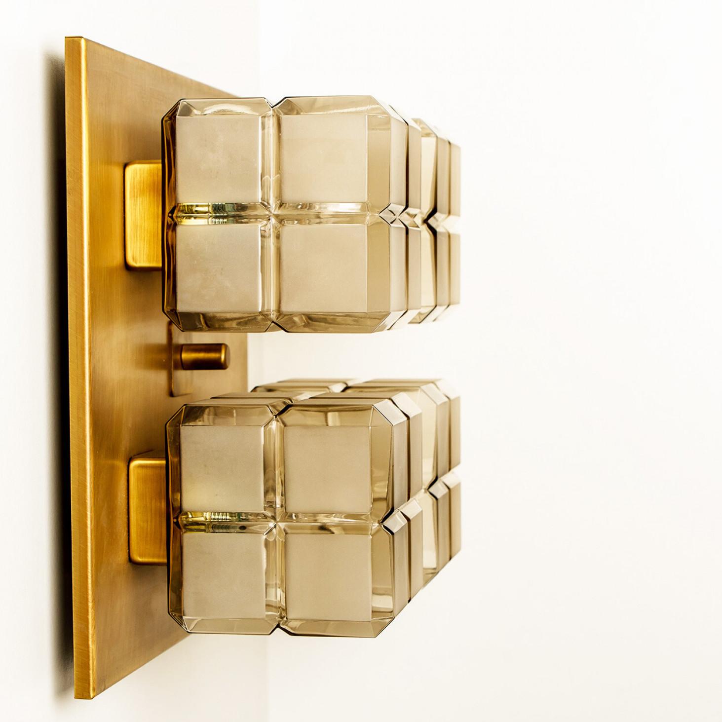 1 de 6 Lampes murales en verre de lait doré de forme carrée, encastrées par Glashütte en vente 8