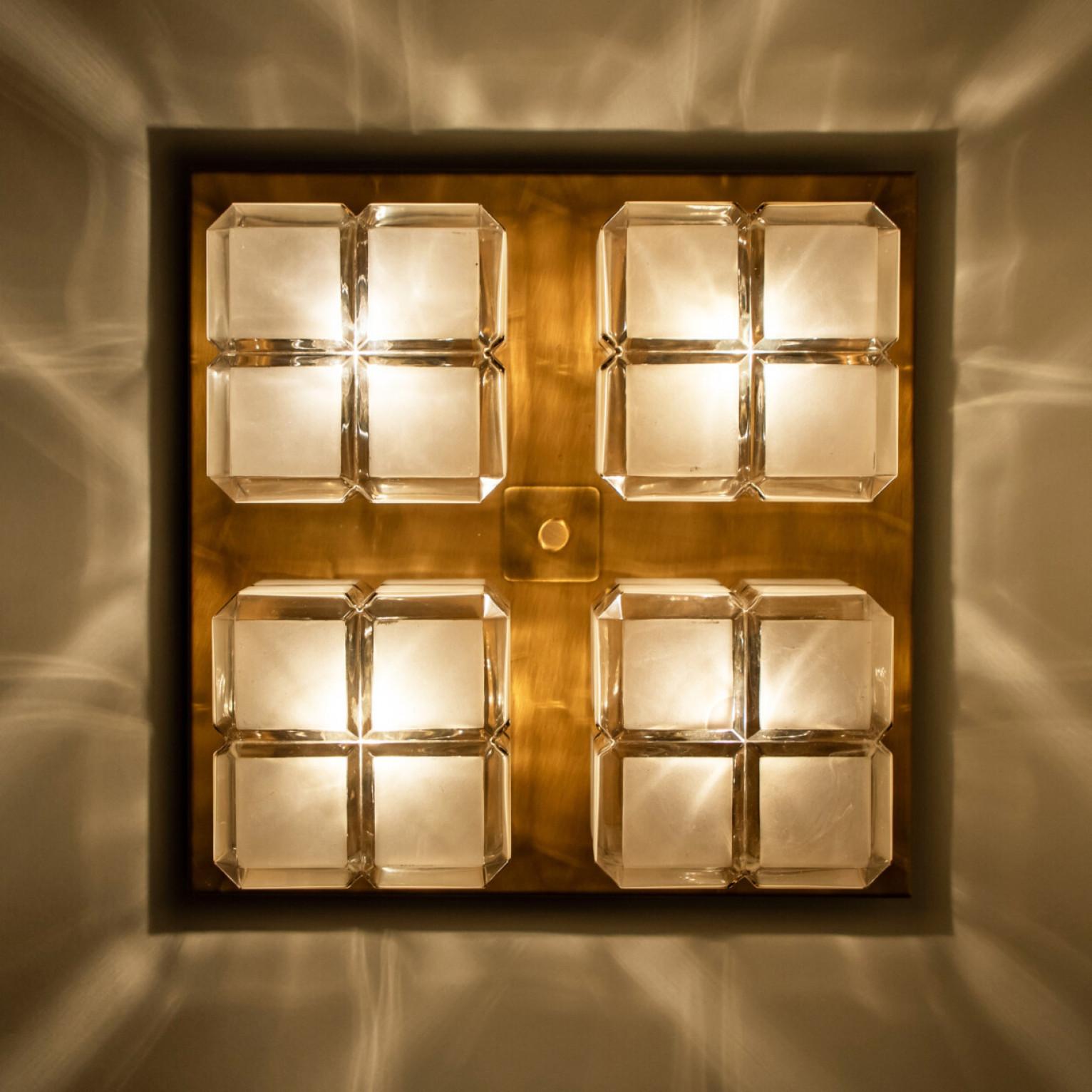 Quadratische Wandleuchten aus Milchglas mit goldenen Details. Hergestellt von Glashütte Limburg in Deutschland in den 1970er Jahren. (Anfang der 1970er Jahre).

Schöne Handwerkskunst. Minimalistisches, geometrisches und einfach geformtes