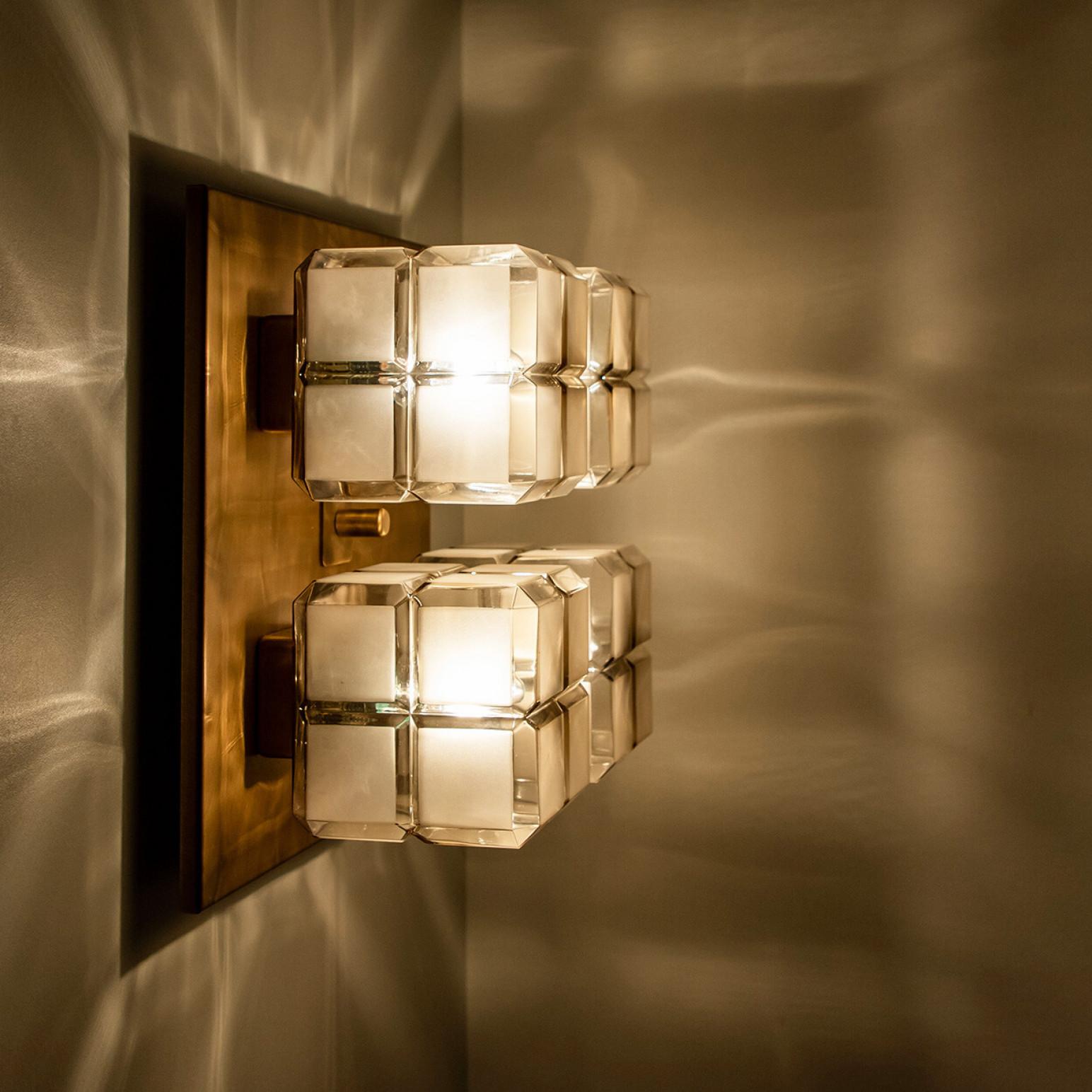Allemand 1 de 6 Lampes murales en verre de lait doré de forme carrée, encastrées par Glashütte en vente