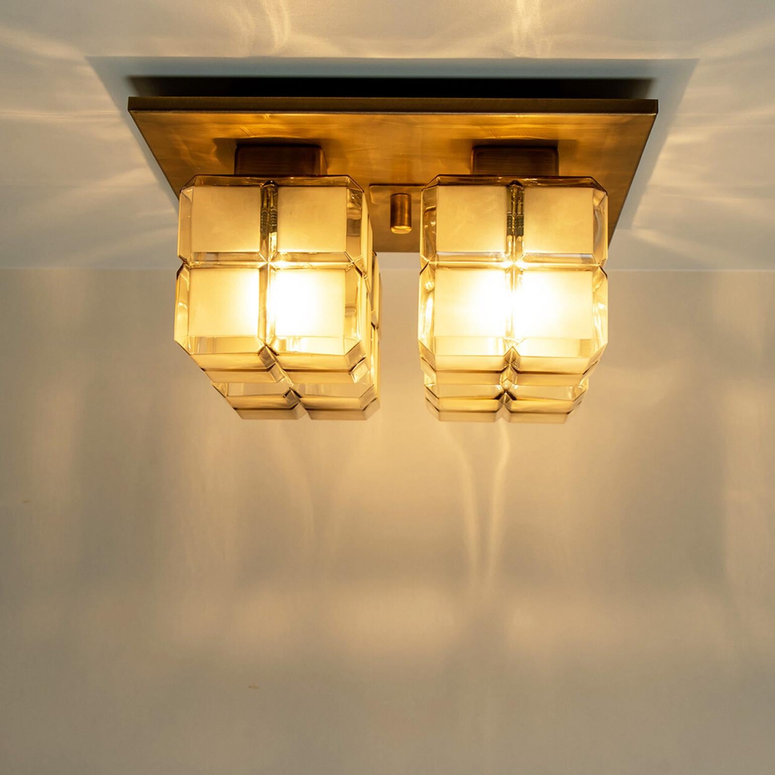 Autre 1 de 6 Lampes murales en verre de lait doré de forme carrée, encastrées par Glashütte en vente