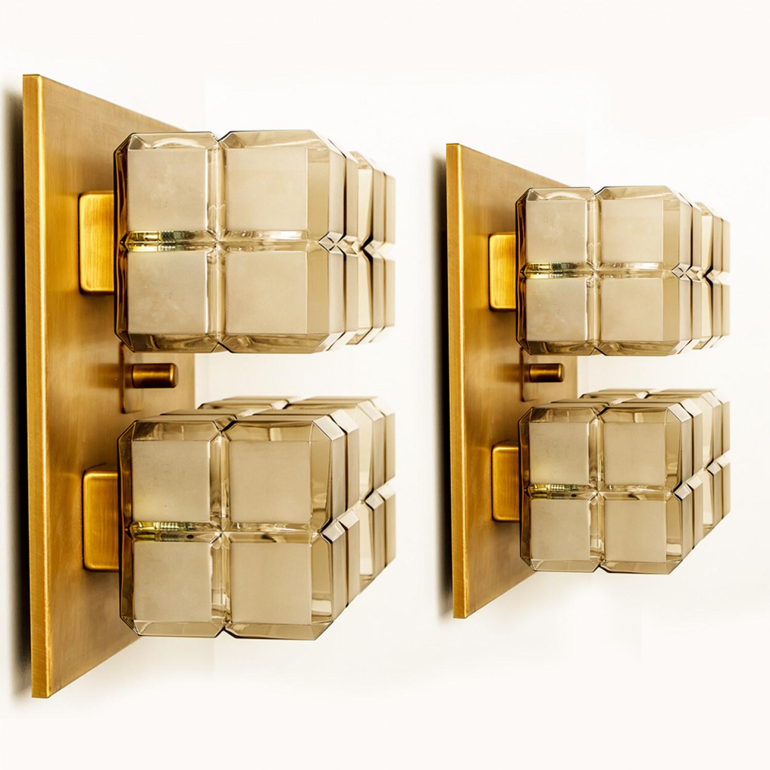 1 von 6 Quadratische Wandleuchten aus goldenem Milchglas mit bündigen Halterungen von Glashütte (20. Jahrhundert) im Angebot