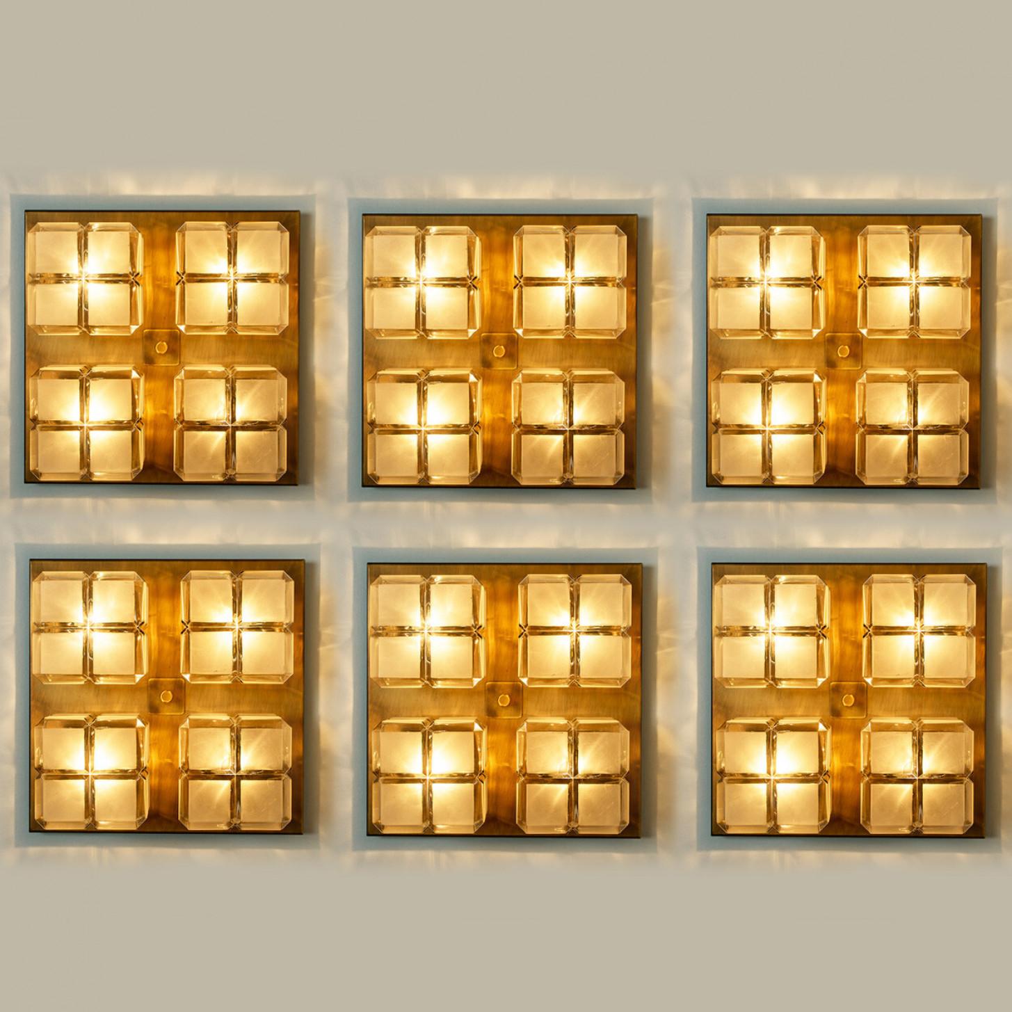 Laiton 1 de 6 Lampes murales en verre de lait doré de forme carrée, encastrées par Glashütte en vente