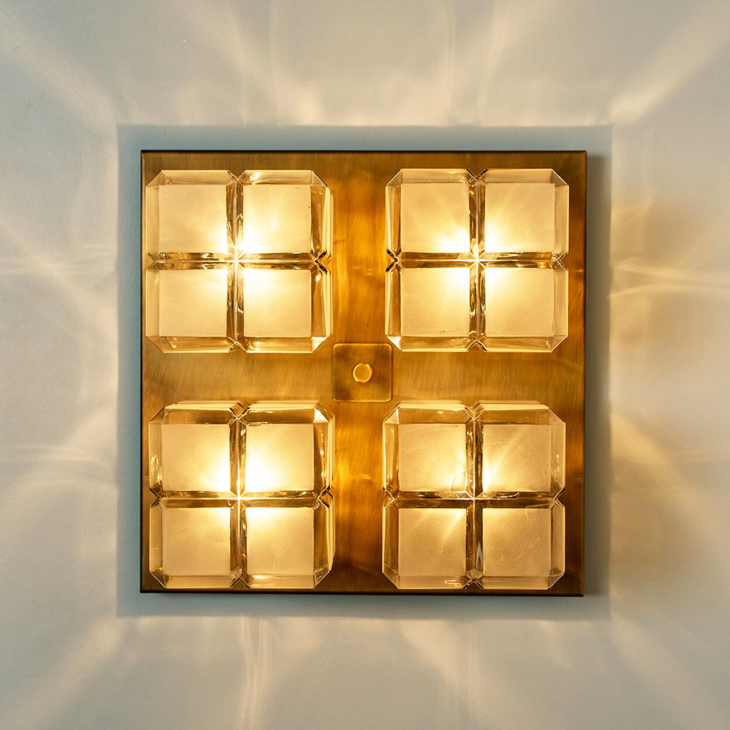 1 von 6 Quadratische Wandleuchten aus goldenem Milchglas mit bündigen Halterungen von Glashütte im Angebot 1