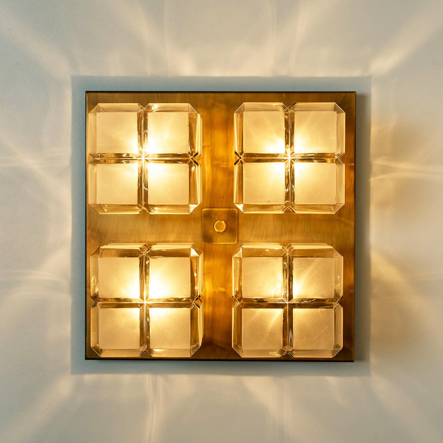 1 de 6 Lampes murales en verre de lait doré de forme carrée, encastrées par Glashütte en vente 1