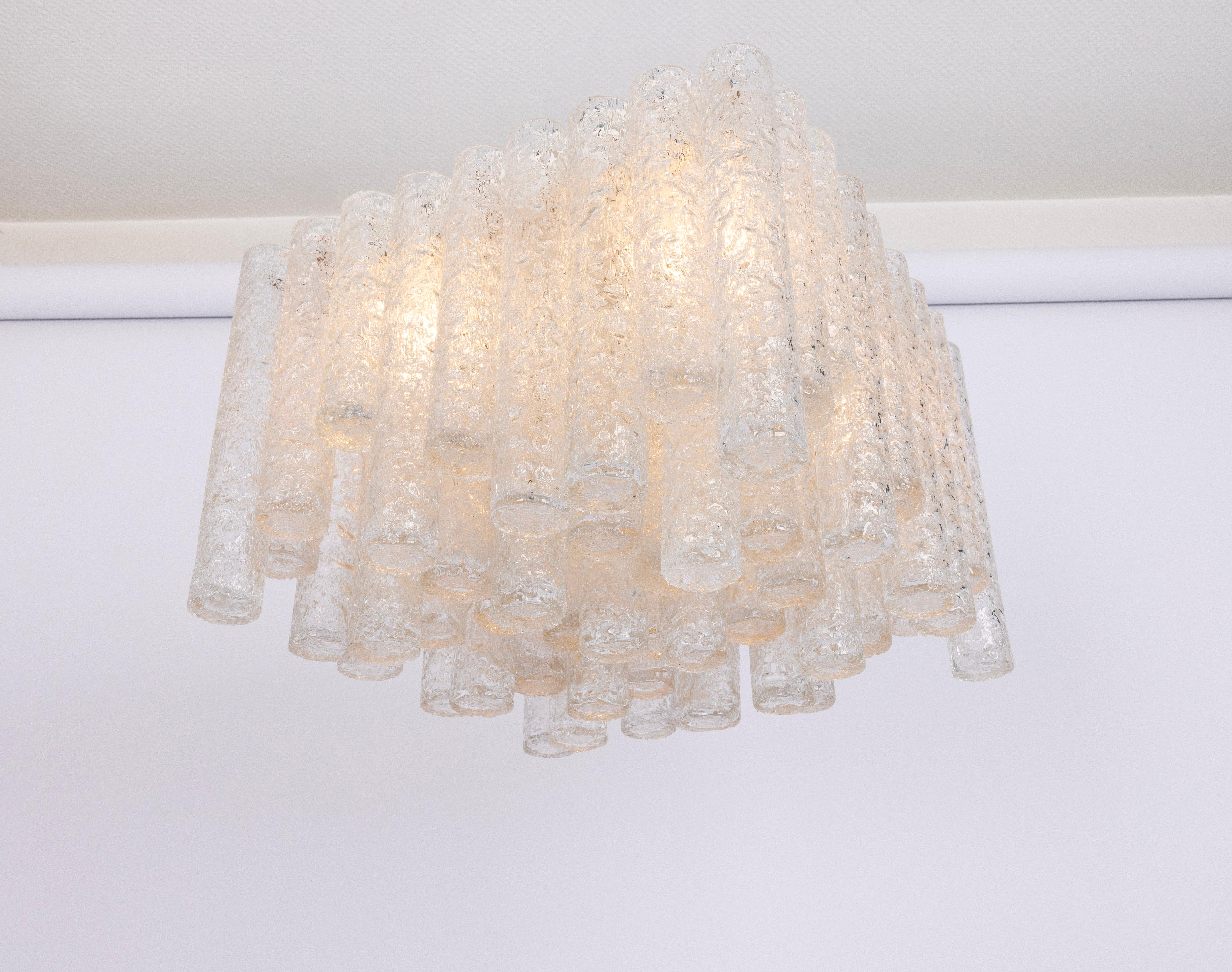 Fantastischer großer Kronleuchter aus der Mitte des Jahrhunderts von Doria, Deutschland, hergestellt ca. 1960-1969. Viele Murano-Glaszylinder sind an der Leuchte aufgehängt.
Wunderschönes geometrisches Design.
Hochwertig und in sehr gutem Zustand.