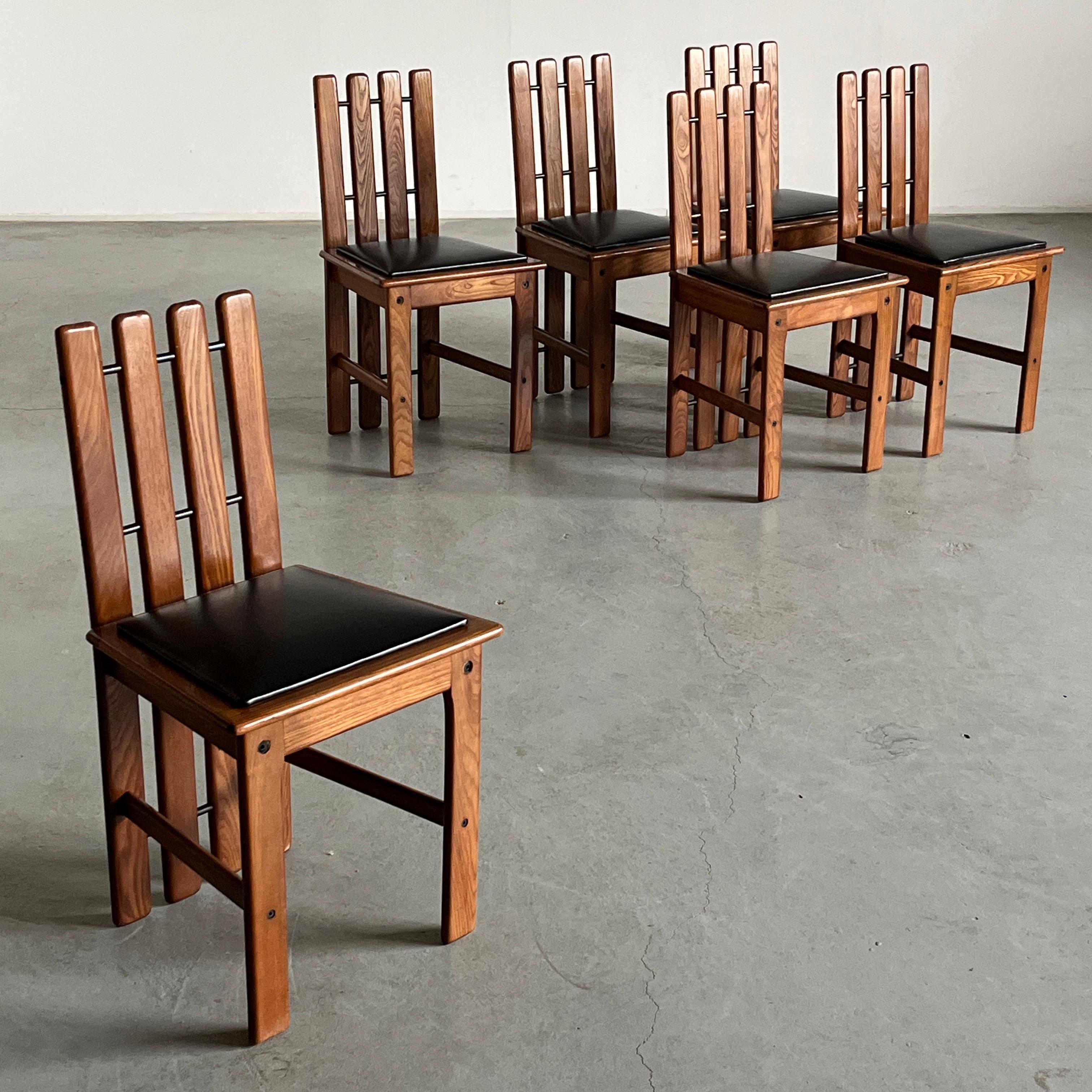 Sélection de six superbes chaises de salle à manger italiennes vintage, composées de quatre pièces de bois formant le dossier et le cadre, et d'une assise en cuir noir. Rappelant les créations de l'emblématique designer Mario Icone.
Produit en