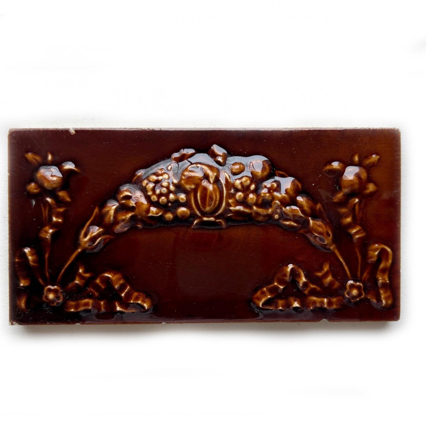 Beautiful Art Nouveau border tiles, with an image of a guirlande in relief. The gorgeous red-brown color is glazed. Manufactured around 1930 by, Societé Morialmé, Belgium.

The dimensions per tile are 2.95 inch (7,5 cm) × 5.9 inch (15 cm).

Please