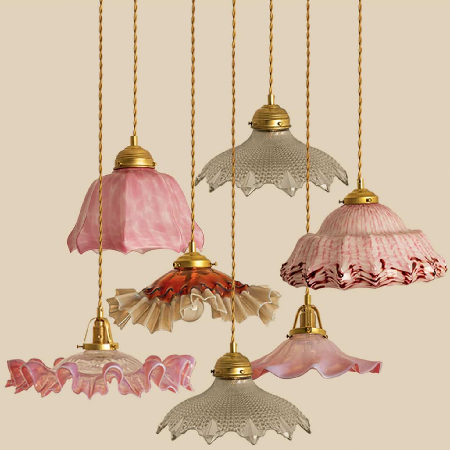 Bellissimi pendenti in vetro di Murano soffiato a mano, 1970.

Questo modello è un vero e proprio richiamo visivo e si adatta a molti interni diversi. Sono disponibili diversi pezzi.

Il vetro sembra arruffato grazie alla splendida lavorazione