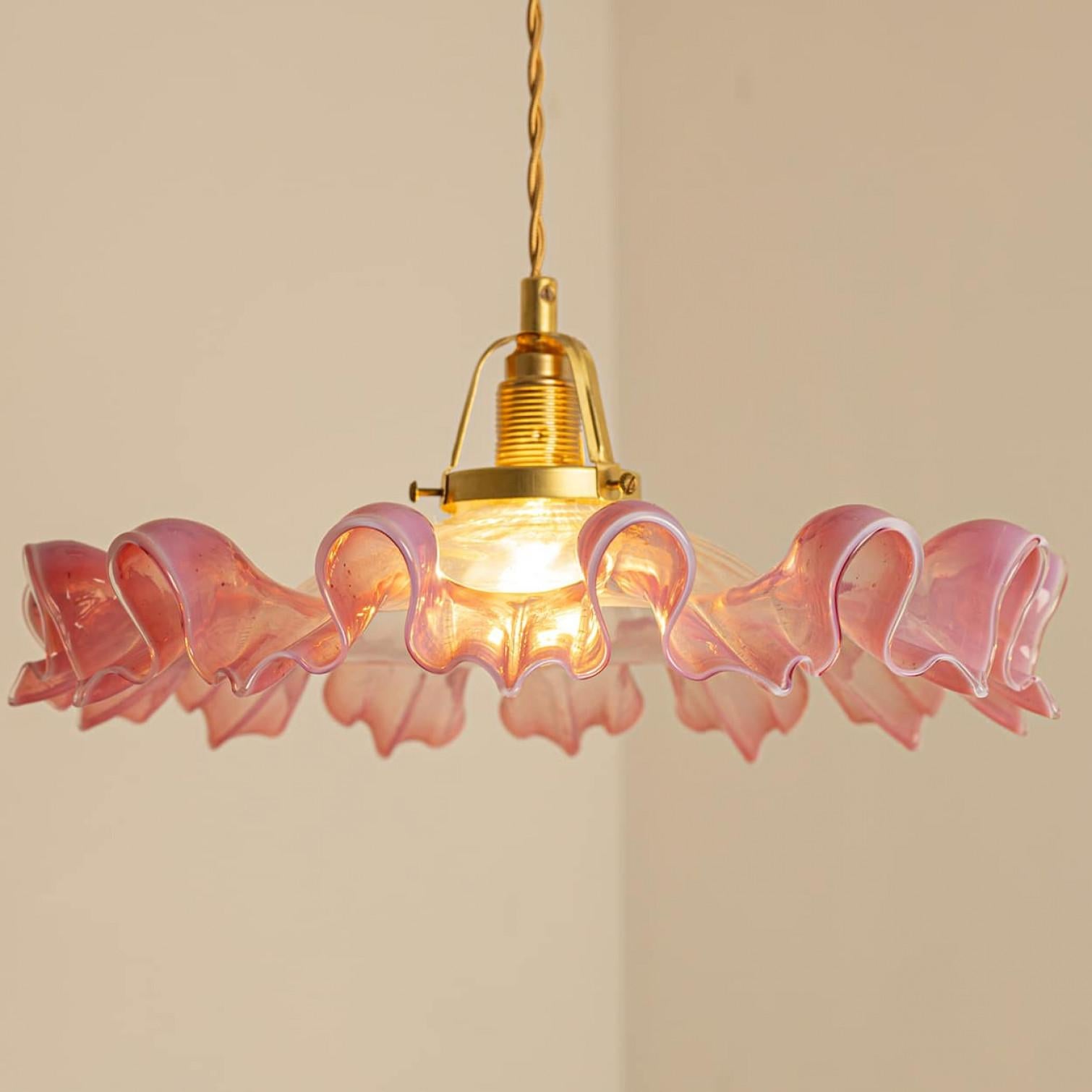Metà XX secolo 1 of 7 Ciondoli in vetro soffiato a mano di Murano Art Deco increspato Rosso Rosa Bianco, 1940 in vendita
