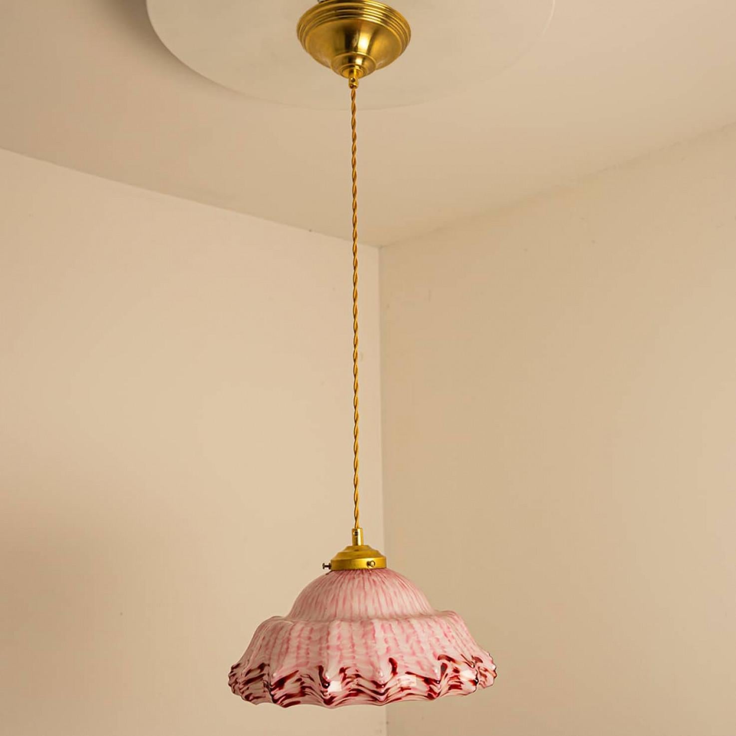 1 of 7 Ciondoli in vetro soffiato a mano di Murano Art Deco increspato Rosso Rosa Bianco, 1940 in vendita 1