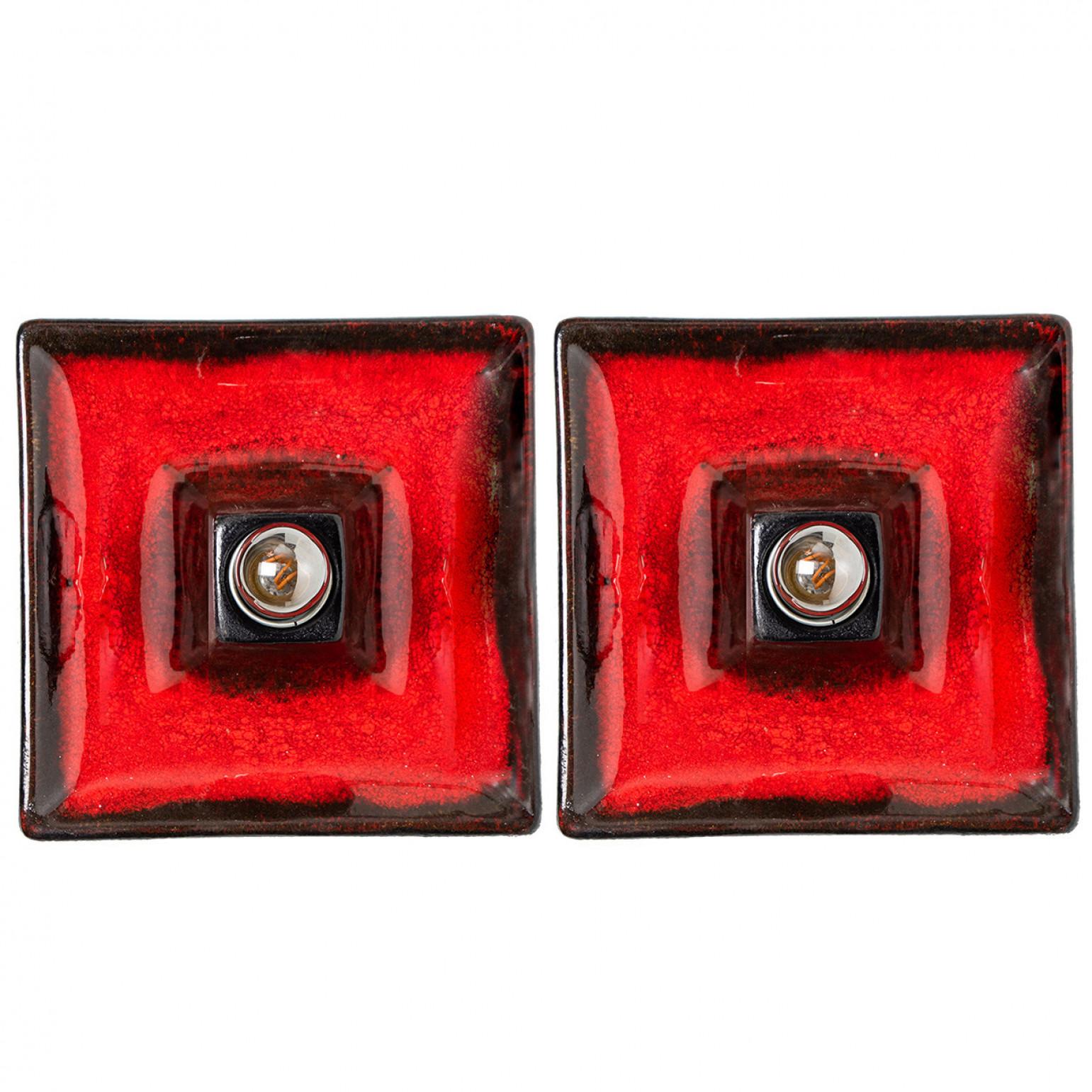 questa spettacolare applique in ceramica rossa marrone scuro prodotta in Germania negli anni '70.

Lo smalto è di colore rosso e marrone scuro.

Noi abbiamo utilizzato lampadine argentate (vedi immagini), ma anche quelle dorate o bianche sono molto