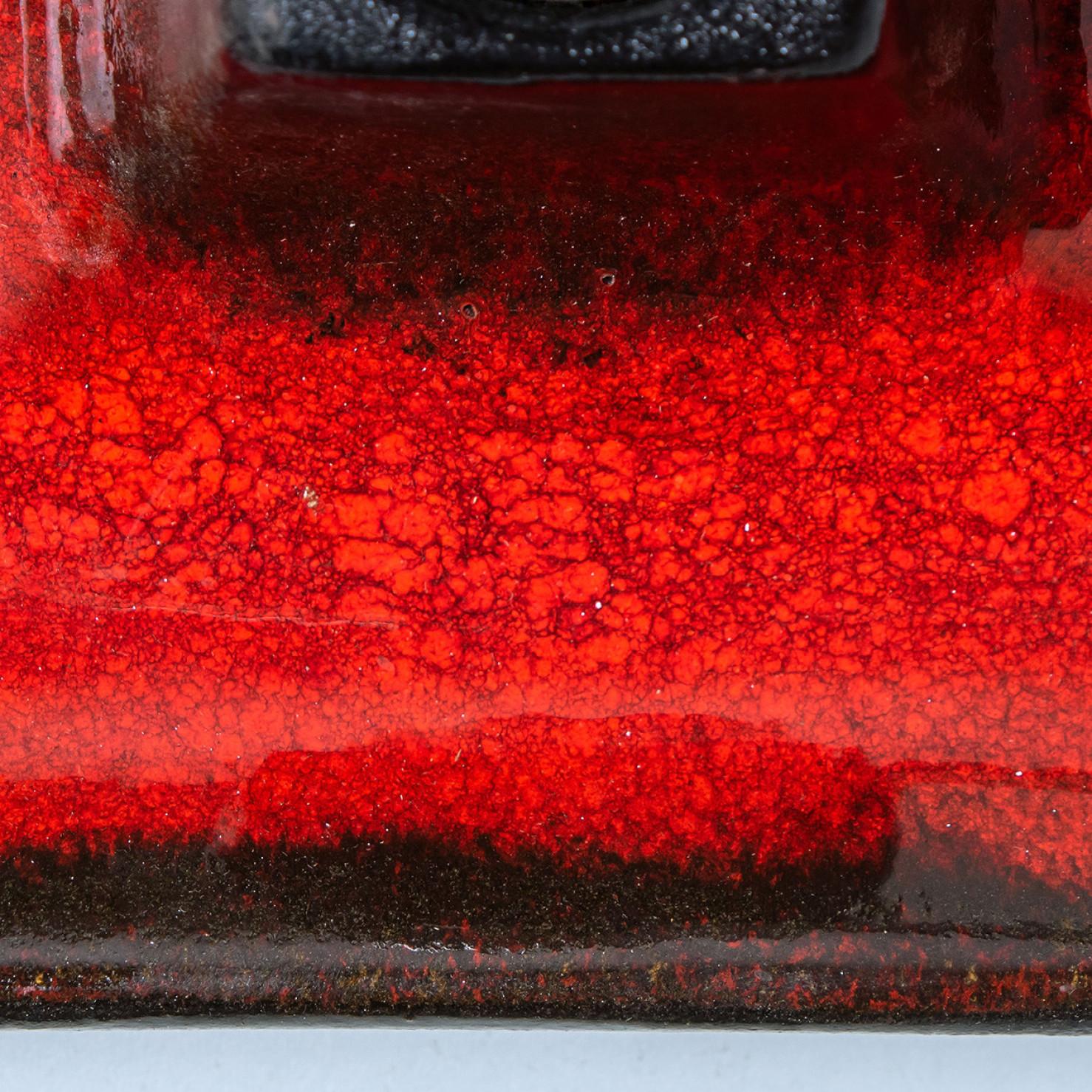 Vernissé 1 des 7 appliques murales carrées en céramique rouge et noire , Allemagne en vente