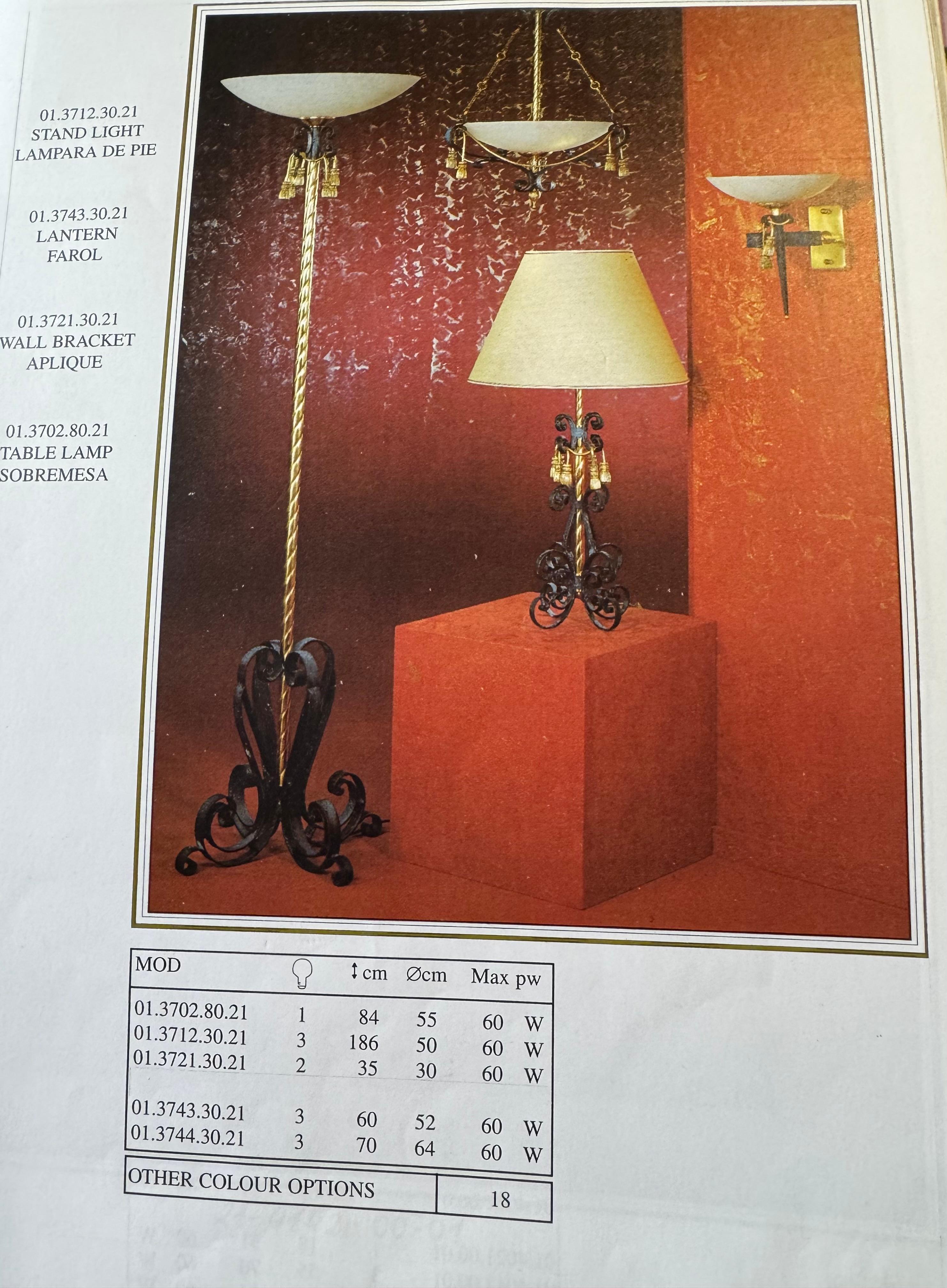 Lámpara de pie de hierro, latón dorado y cristal de alabastro (años 90)
Esta elegante lámpara de pie presenta un vástago de latón dorado bellamente retorcido, sostenido por una ornamentada base de hierro forjado con esculturales volutas. Los