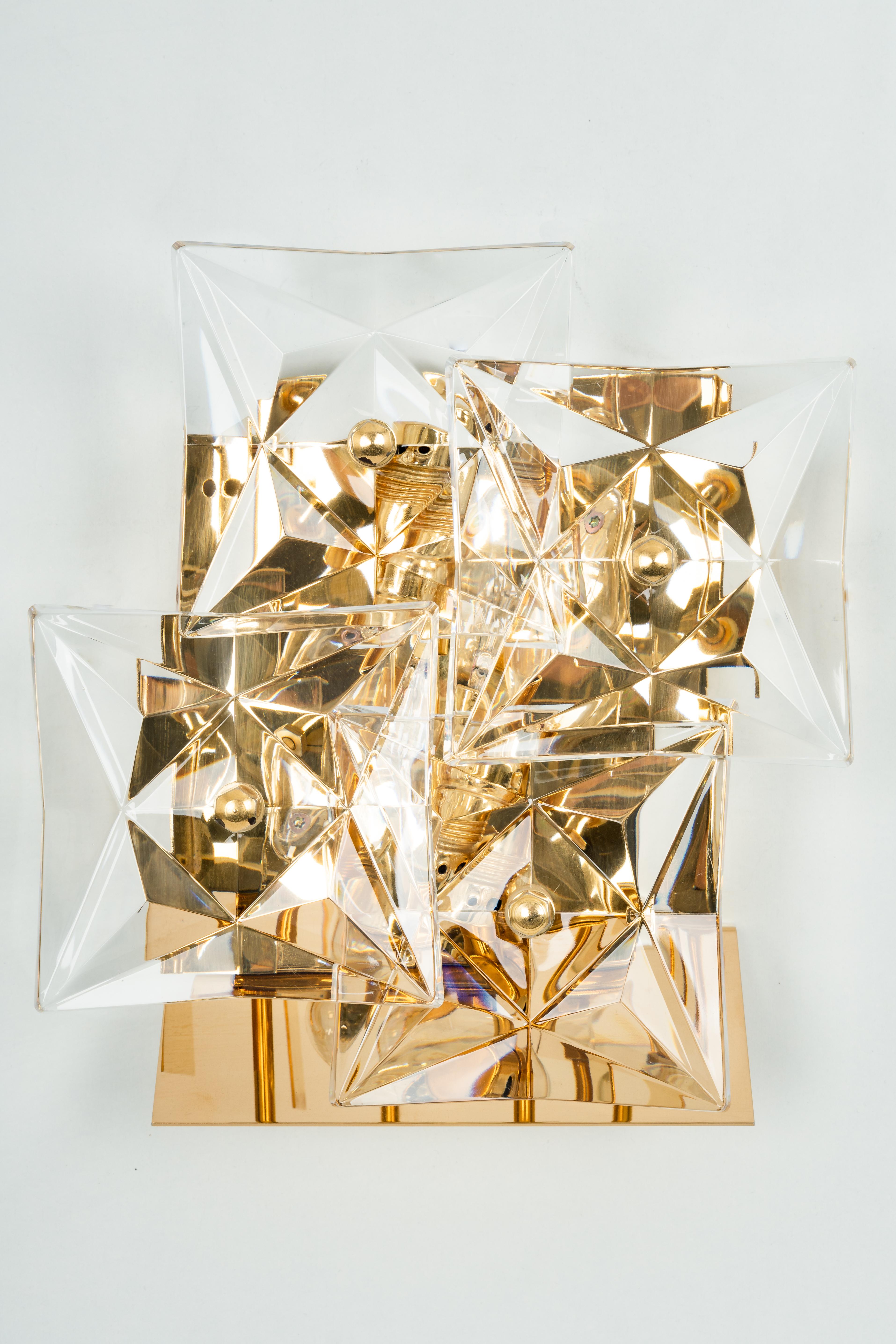 Ein wunderschöner goldener Wandleuchter mit Kristallgläsern, hergestellt von Kinkeldey, Deutschland, ca. 1970-1979. Sie besteht aus Kristallglasstücken auf einem vergoldeten Messingrahmen.
Aus der Serie: Klassiker

Das Beste aus den 1970er Jahren