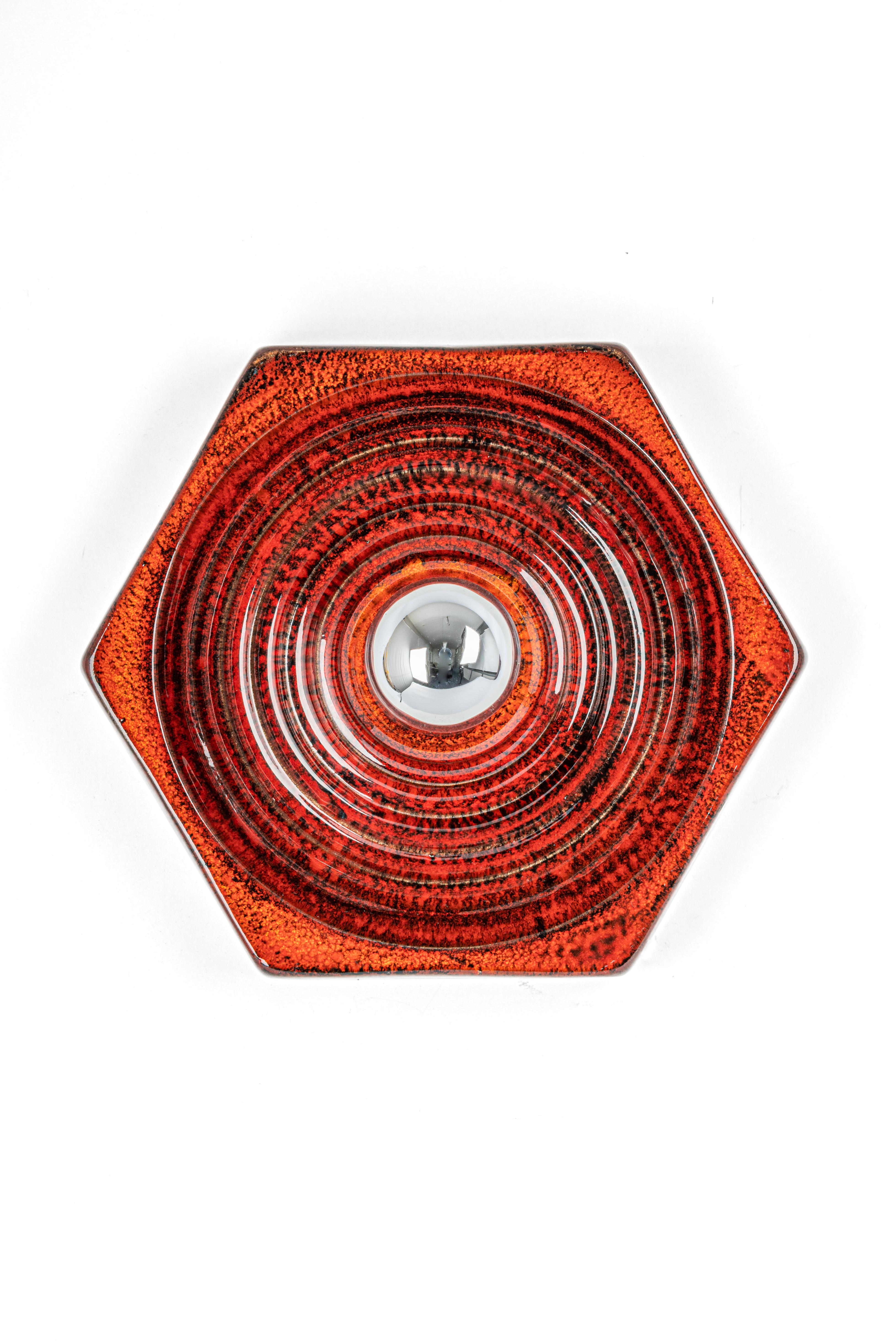 1 von 8 Keramische rote und orange Wandleuchte Sputnik Deutschland 1970er
Schwere Qualität und in sehr gutem Zustand. Gereinigt, gut verkabelt und einsatzbereit. 

Die Wandleuchte benötigt 1 x E27 Standard-Glühbirne mit je max. 40W.
Glühbirnen