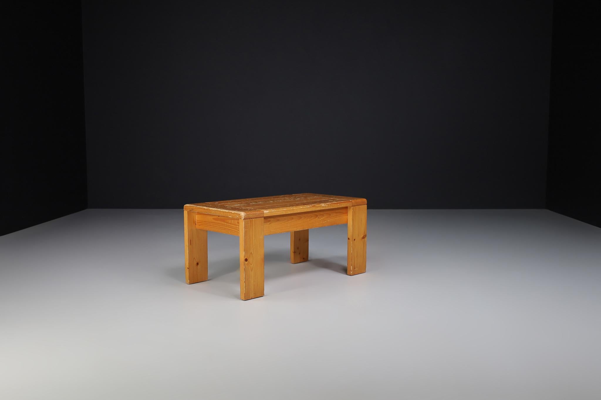 Charlotte Perriand style coffee tables in pine wood for Les Arcs ski resort, circa 1960 manufactured in France. These are the iconic Charlotte Perriand simple and straightforward pine tables used commonly throughout the ski resort. These tables are