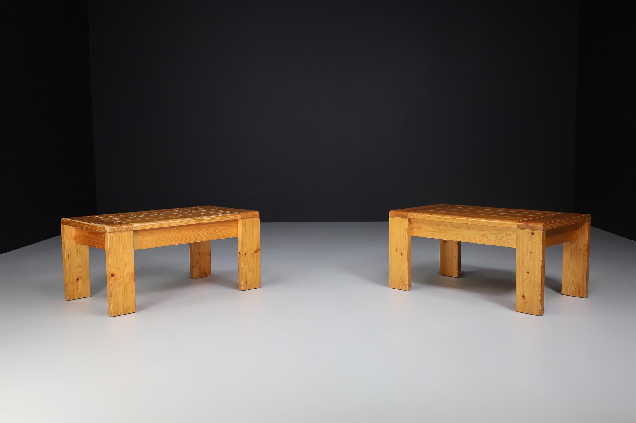 Tables basses de style Charlotte Perriand en bois de pin pour Les Arcs, France, années 1960 Bon état - En vente à Almelo, NL