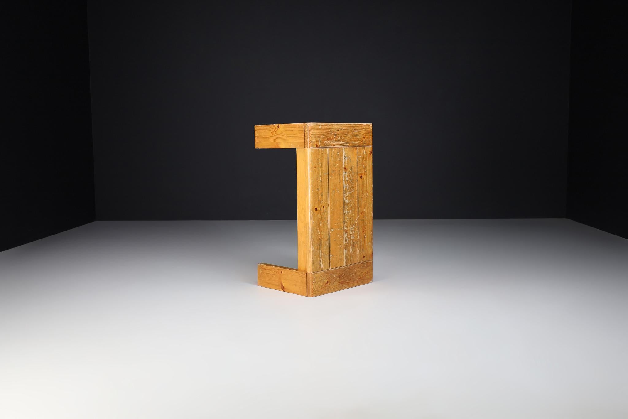 Pin Tables basses de style Charlotte Perriand en bois de pin pour Les Arcs, France, années 1960 en vente
