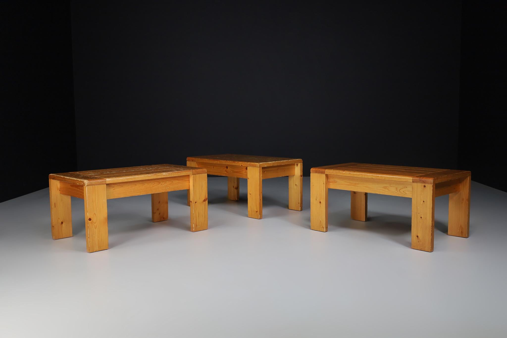 Tables basses de style Charlotte Perriand en bois de pin pour Les Arcs, France, années 1960 en vente 1