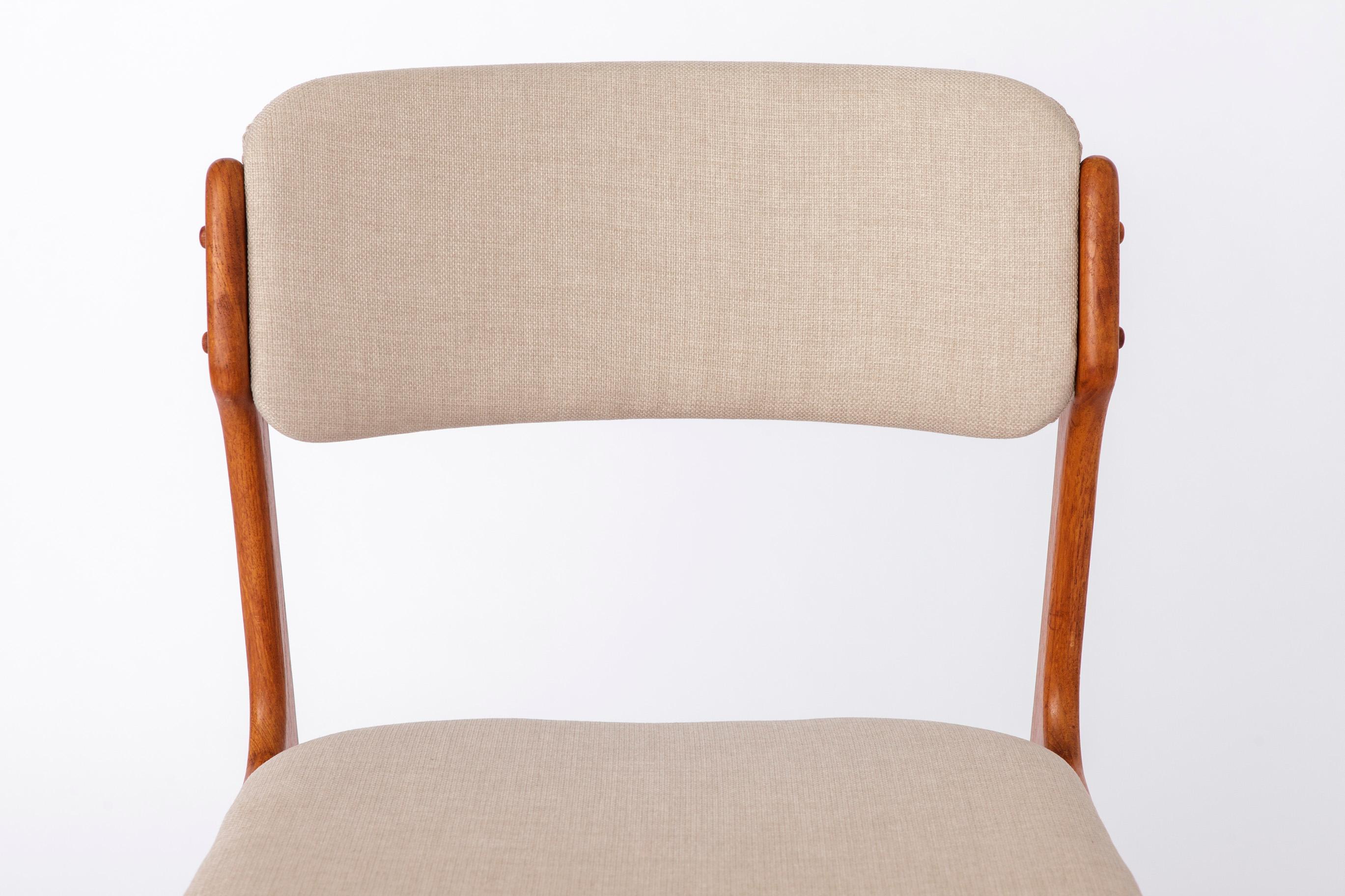 Sedia laterale del designer danese Erik Buch degli anni '60. 
Il prezzo indicato è per 1 sedia. Sono disponibili fino a 8 posti. 

Robusti telai in legno di teak. Rinnovato e oliato. 
Il sedile e lo schienale della sedia sono stati recentemente