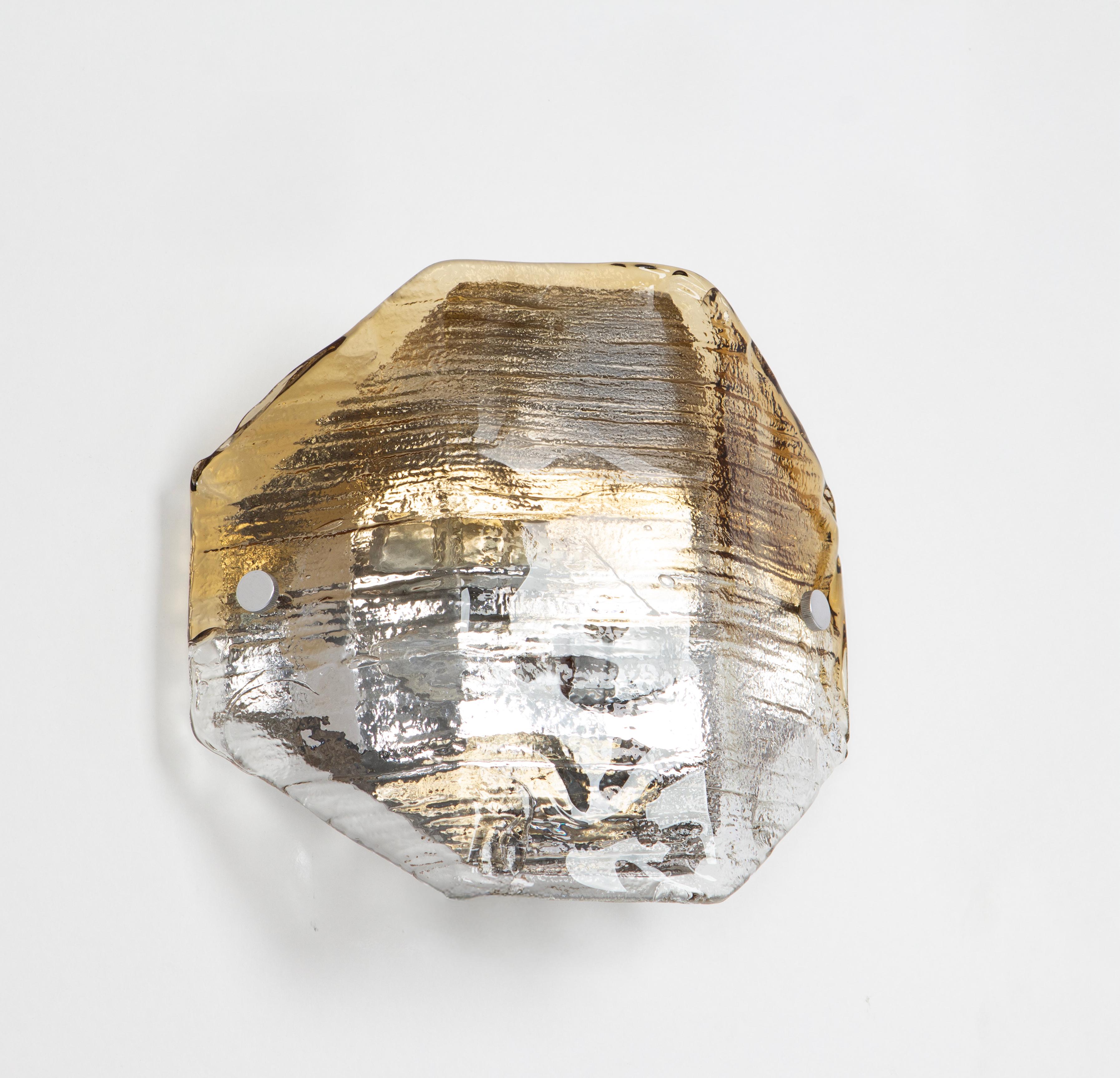 Maravilloso aplique de pared de mediados de siglo con una gran pieza de cristal de Murano, diseñado por Kalmar, Austria, fabricado, circa 1970-1979.

Cada aplique requiere dos bombillas pequeñas E14.
Las bombillas no están incluidas. Es posible