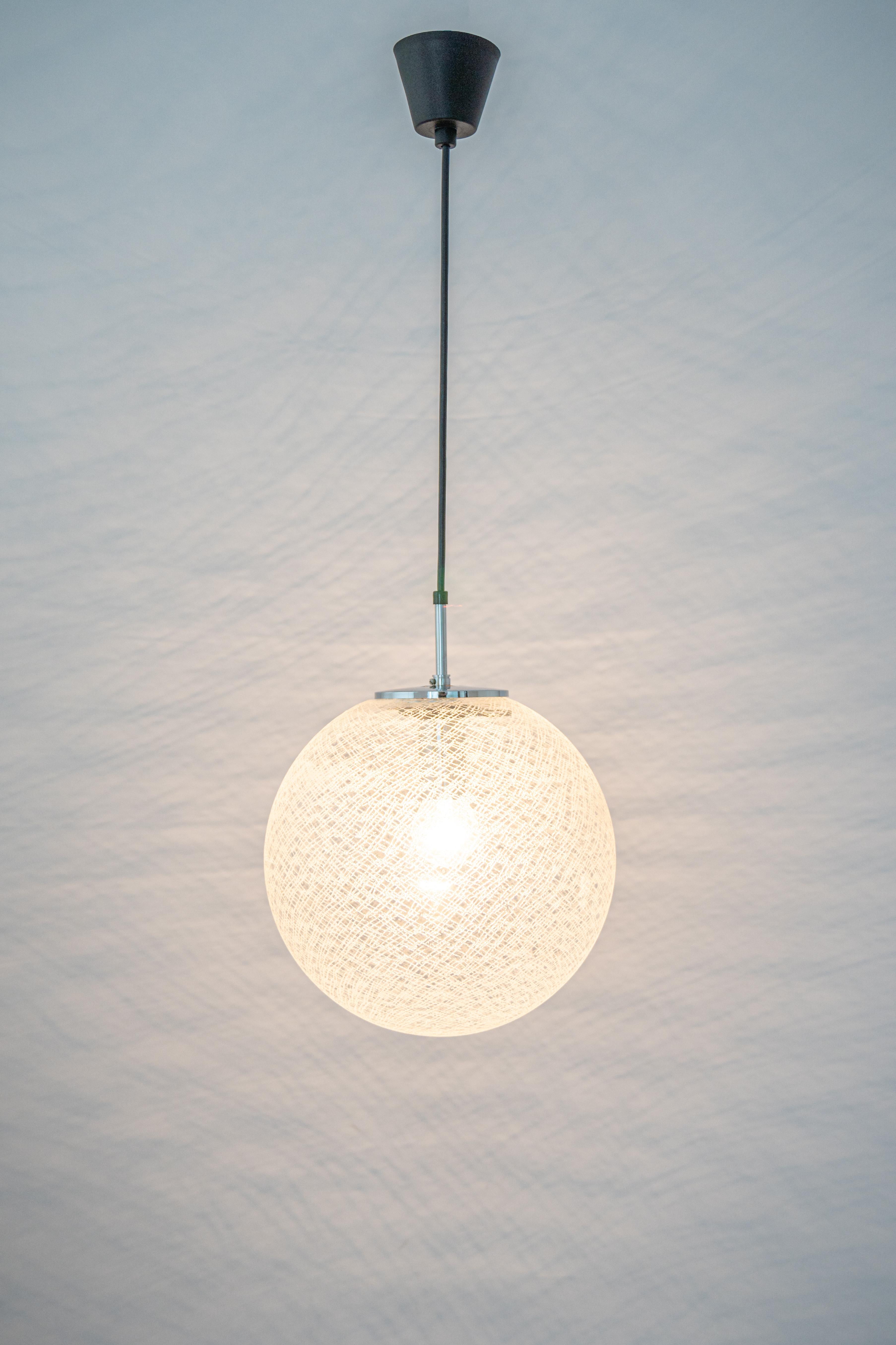 1 of 8 clear glass ball (hand-made) pendants, manufactured by Limburg, Germany, circa 1970-1979.

Sockets: 1 x E27 standard bulbs.
Light bulbs are not included. It is possible to install this fixture in all countries (US, UK, Europe, Asia,