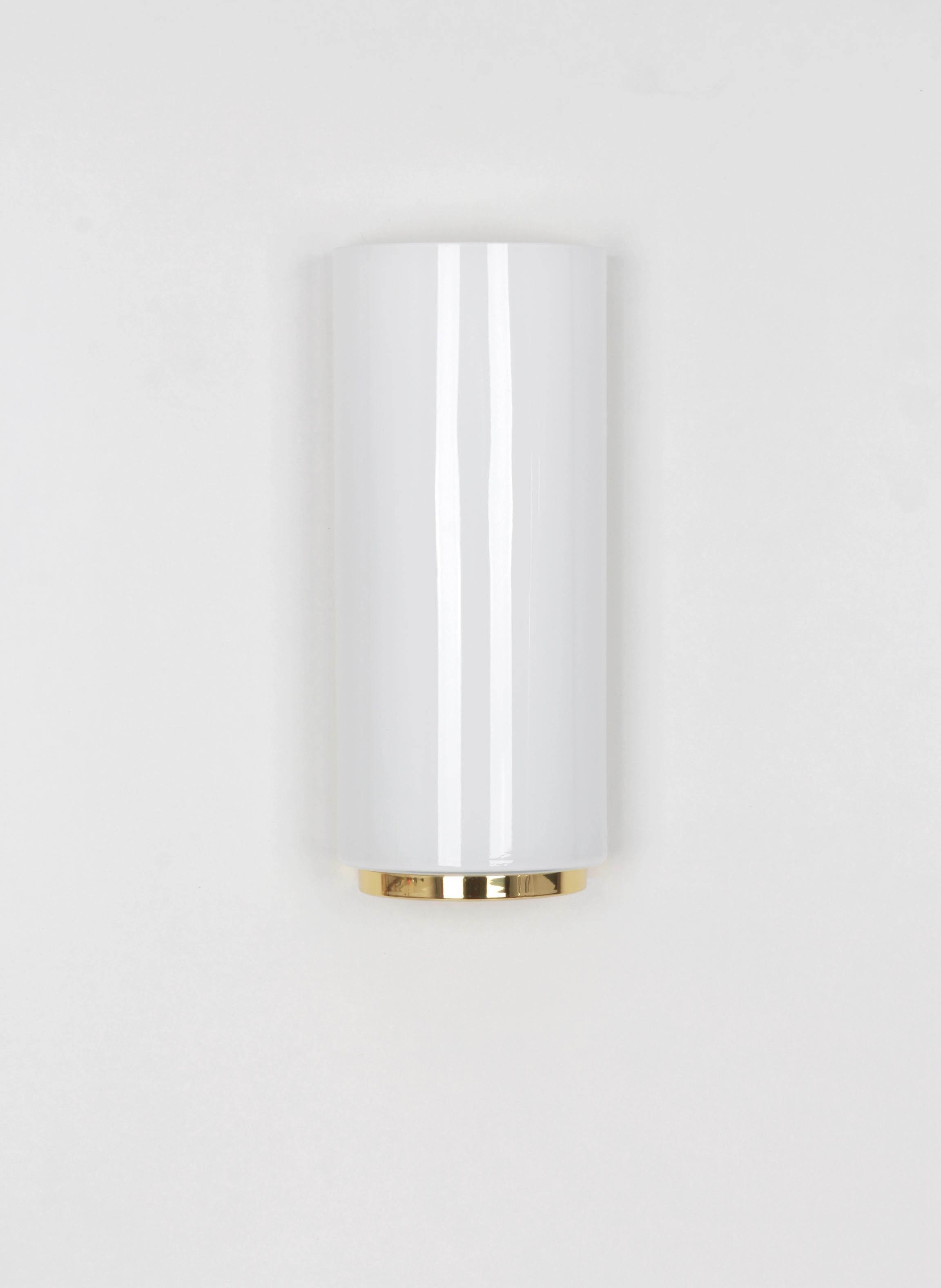 Splendida applique singola in vetro bianco opalino realizzata da Limburg su una struttura in ottone.
Il meglio degli anni '70 dalla Germania

Il prezzo si riferisce a 1 lampada da parete.
Sono ancora disponibili otto articoli.

L'apparecchio