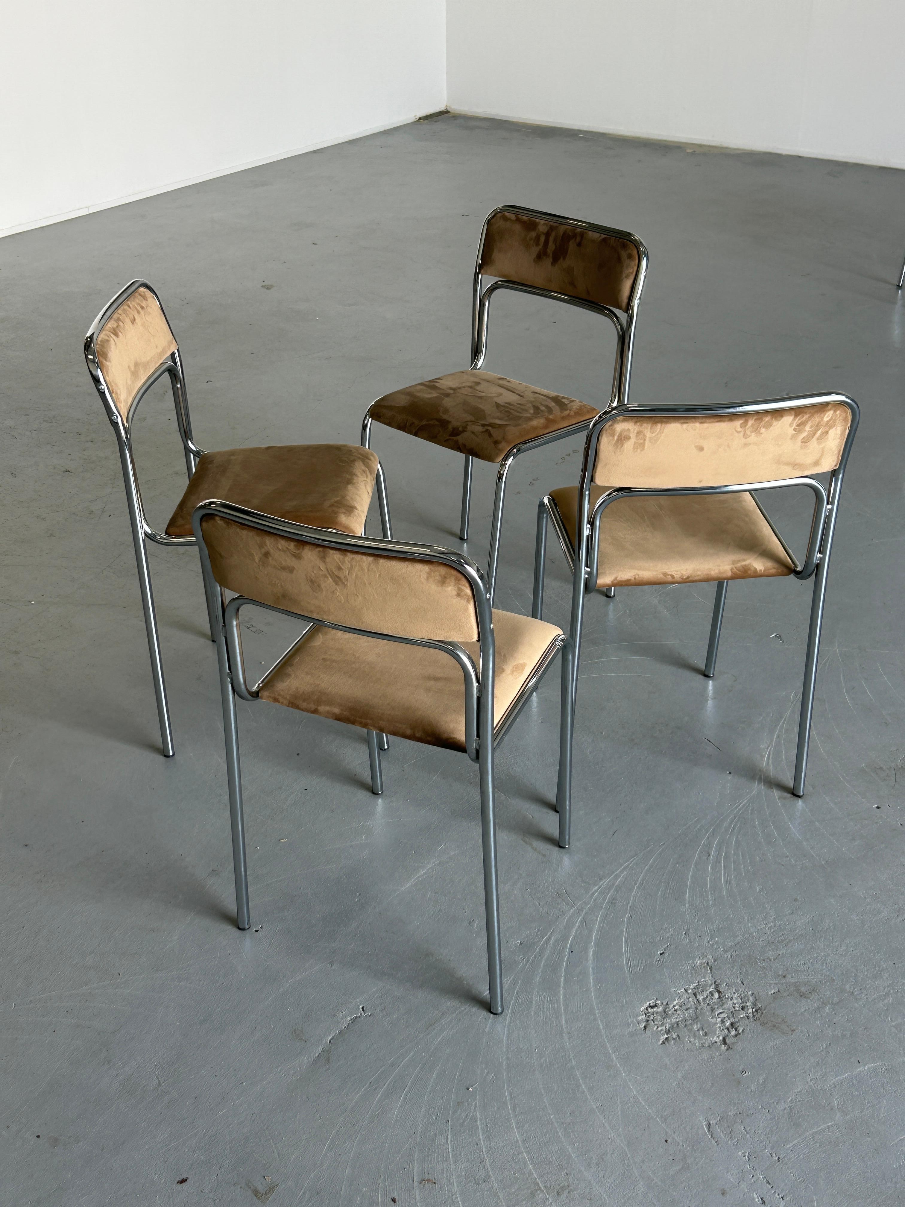 1 de 8 Sillas de comedor vintage Bauhaus de cromo, acero y terciopelo beige. Años 80 Italia en venta 4