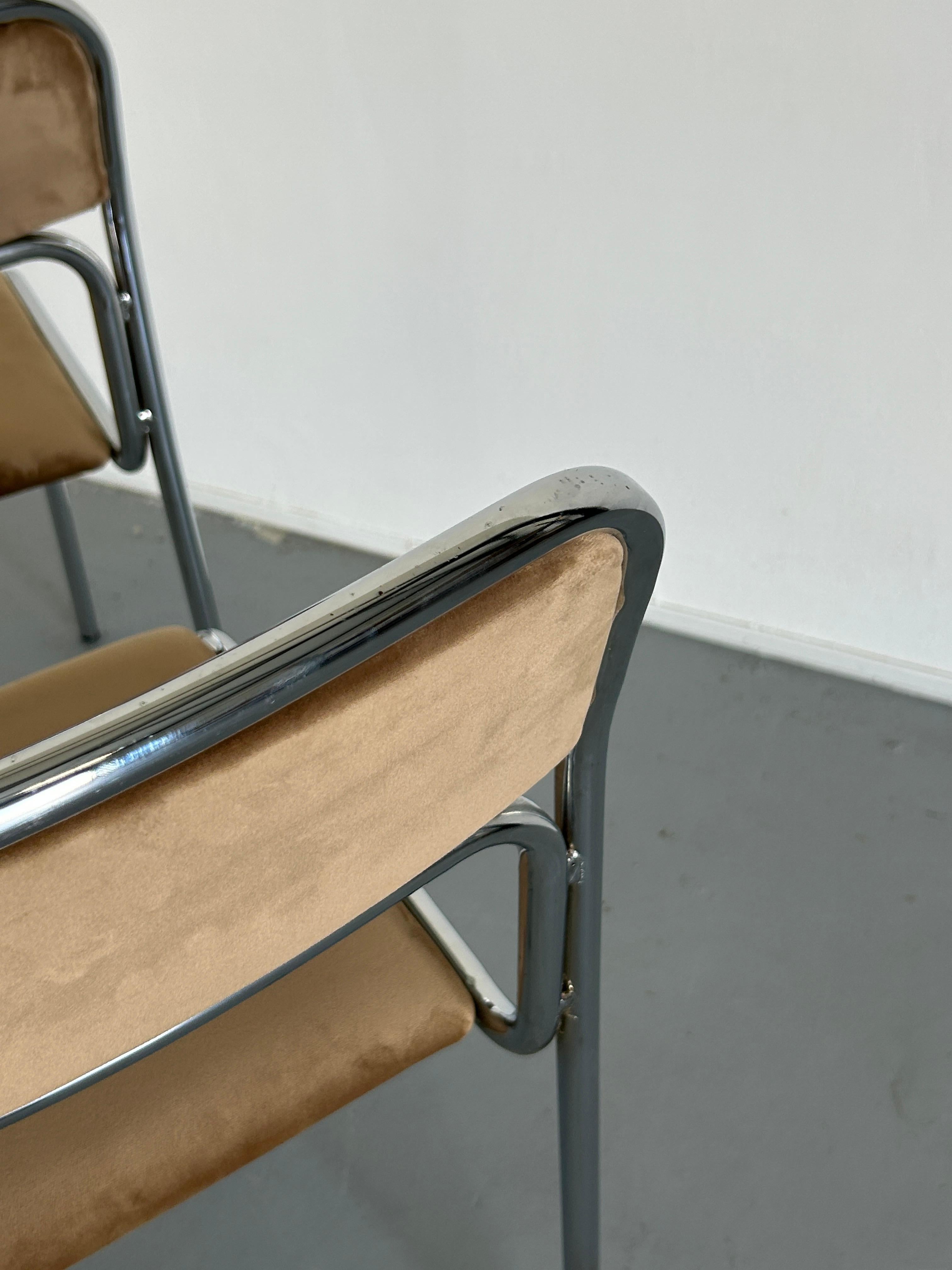 1 de 8 Sillas de comedor vintage Bauhaus de cromo, acero y terciopelo beige. Años 80 Italia en venta 7