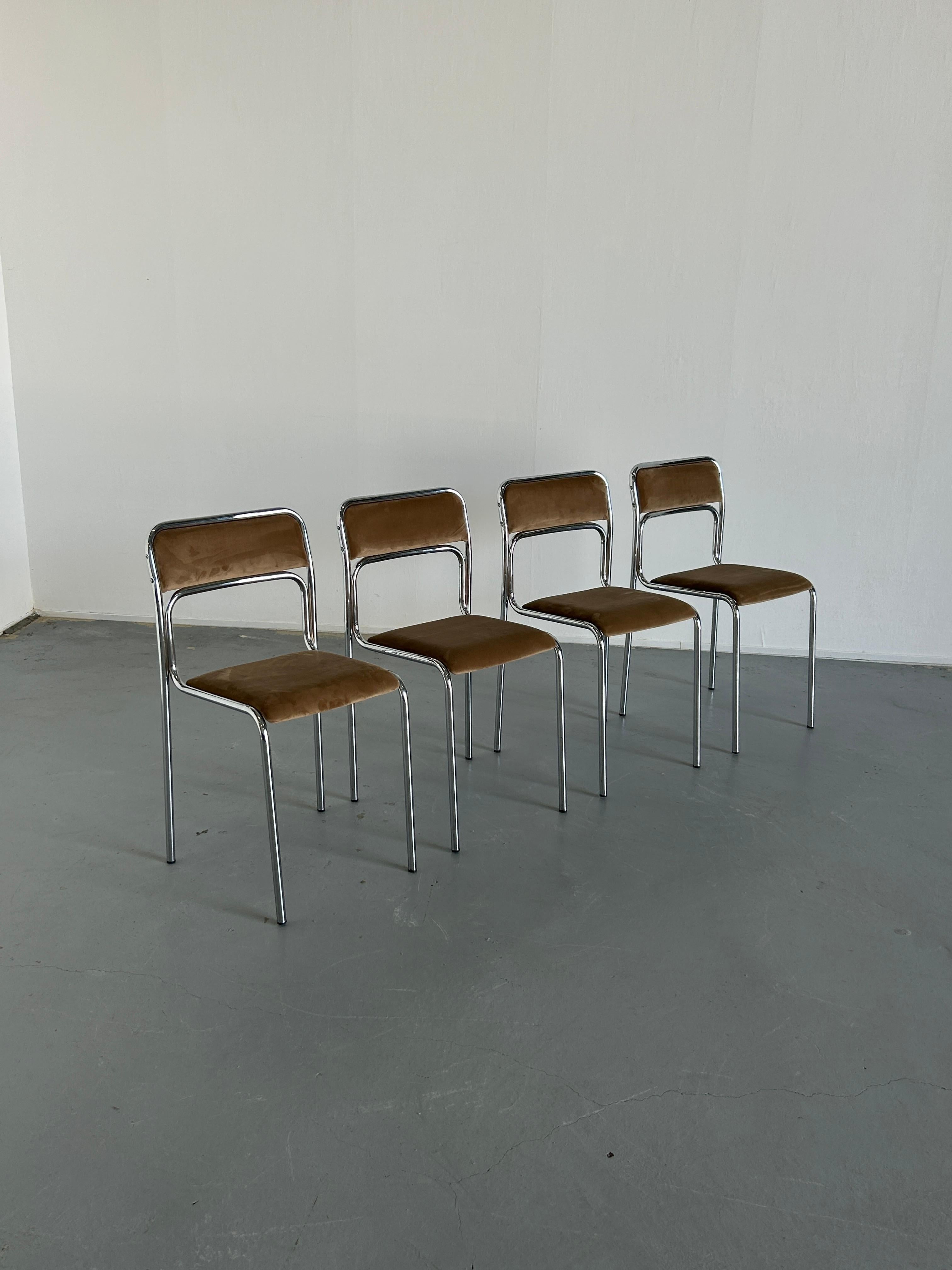 Sillas de comedor o de salón apilables de diseño modernista italiano, Bauhaus, de cromo tubular y terciopelo beige.

Producción italiana, hacia 1980-1990.

En buen estado vintage con los signos de la edad esperados. 
Todas las sillas se han