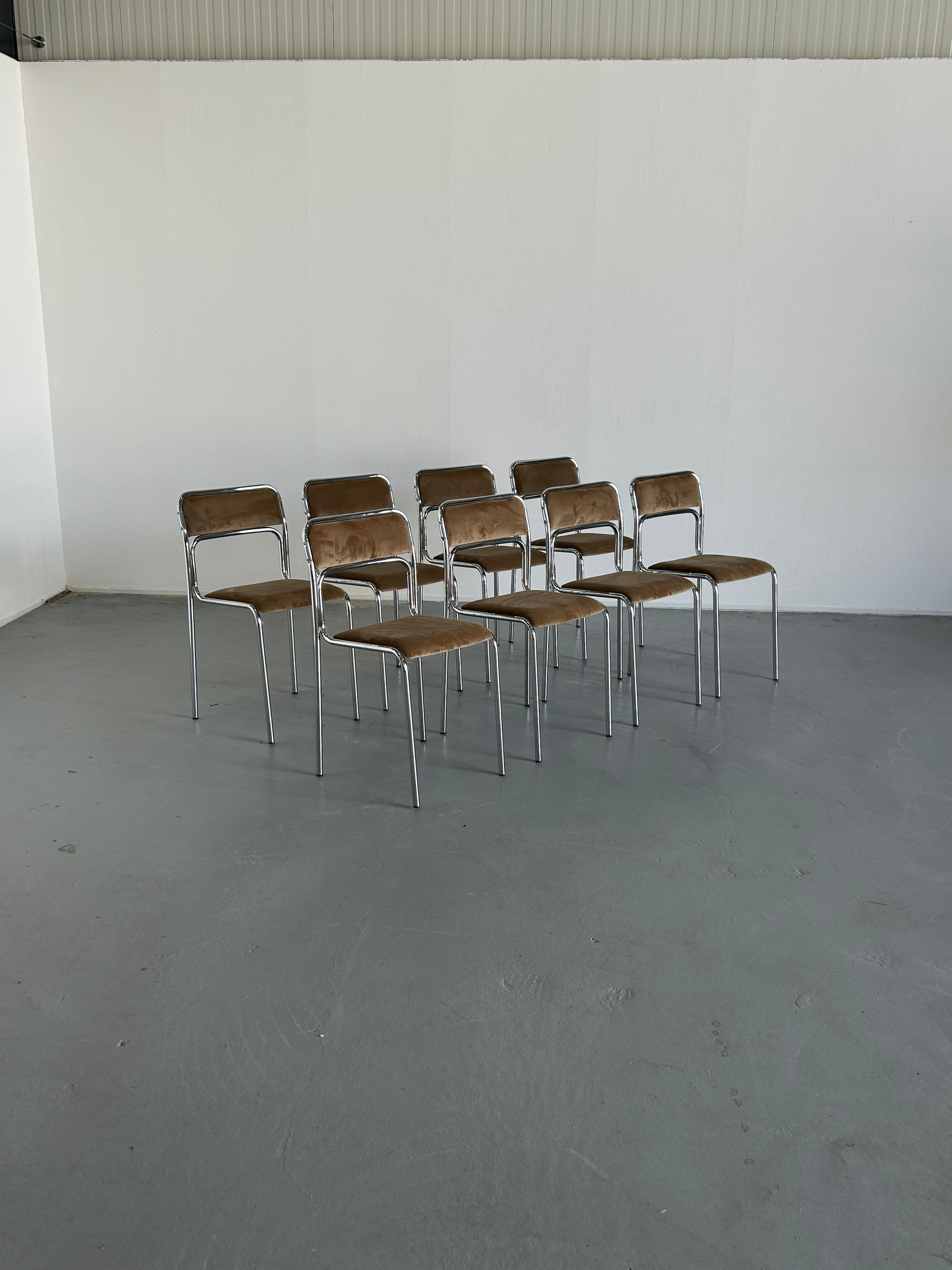 1 de 8 Sillas de comedor vintage Bauhaus de cromo, acero y terciopelo beige. Años 80 Italia Italiano en venta