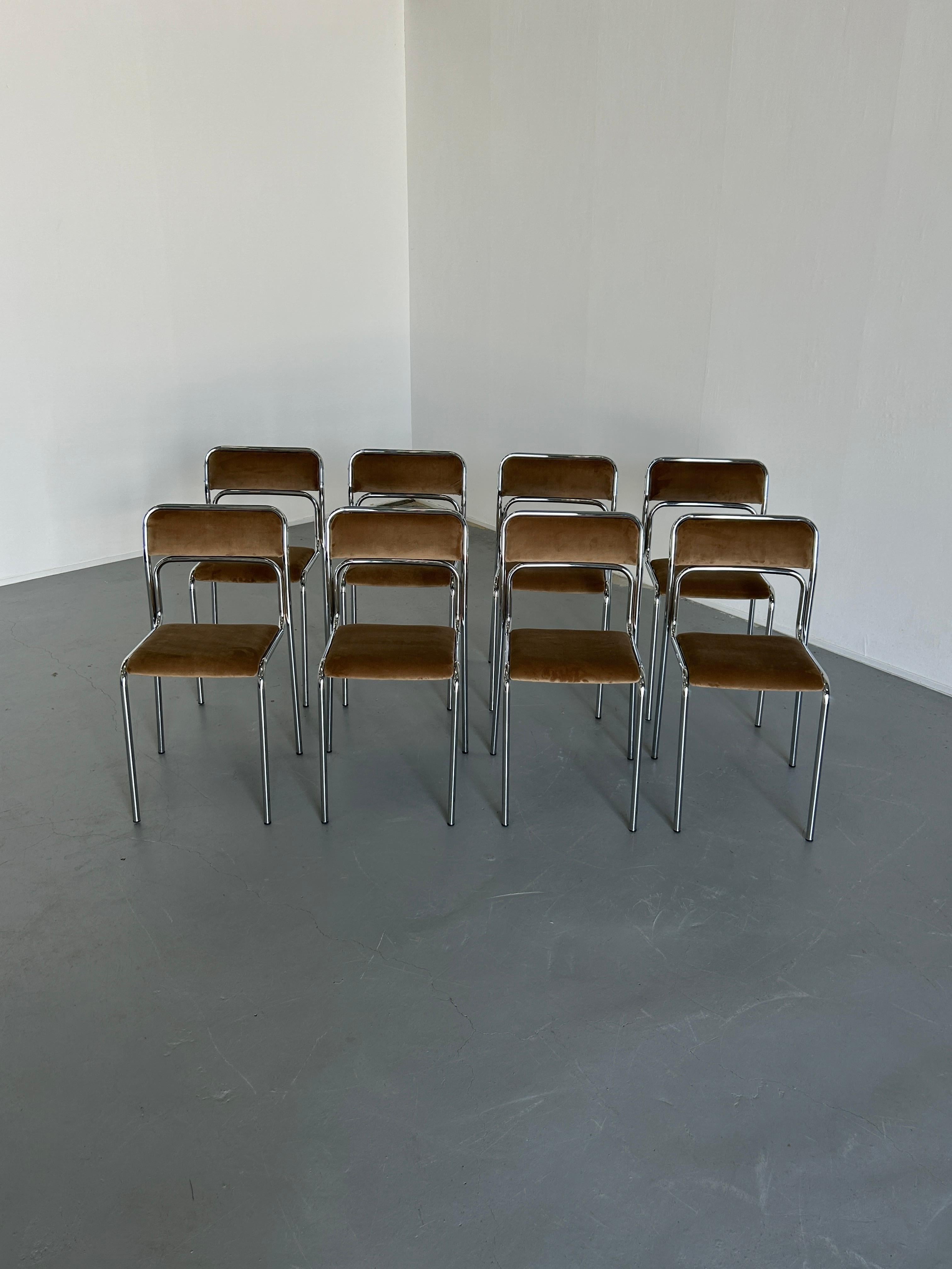 1 de 8 Sillas de comedor vintage Bauhaus de cromo, acero y terciopelo beige. Años 80 Italia Acero en venta