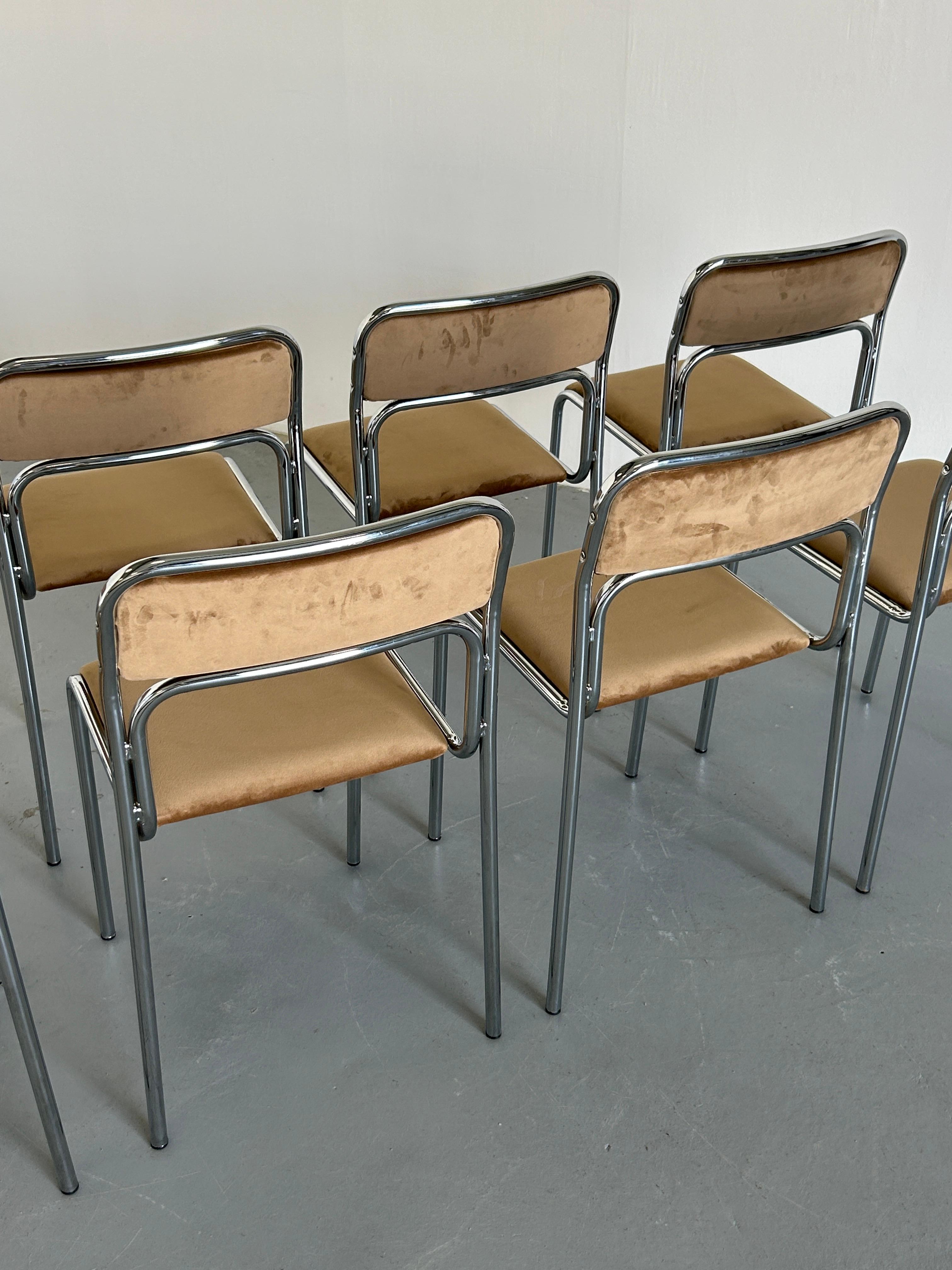 1 de 8 Sillas de comedor vintage Bauhaus de cromo, acero y terciopelo beige. Años 80 Italia en venta 2