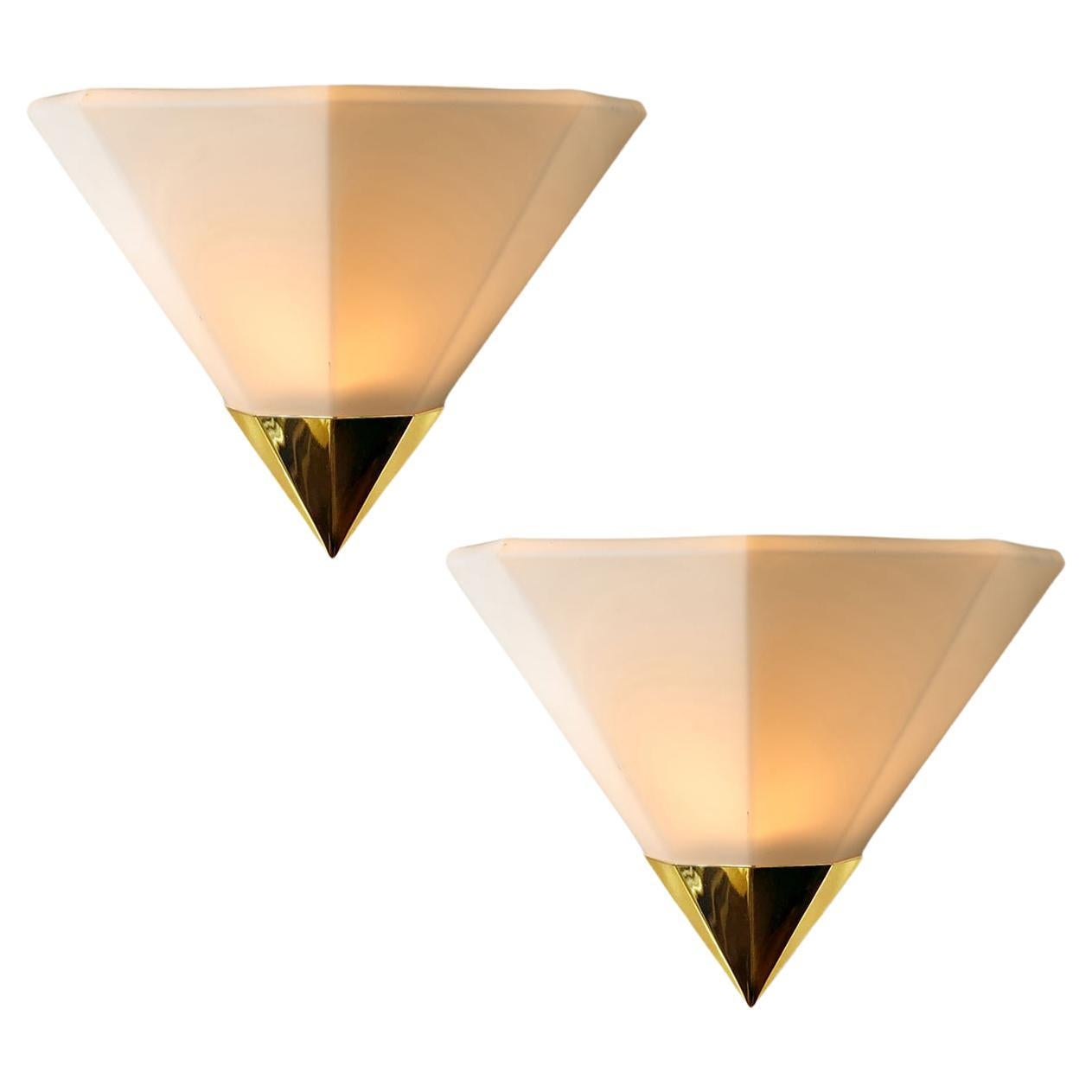 1 delle 8 lampade da parete Mid-Century Pyramid di Glashütte Limburg prodotte in Germania negli anni '70. Hanno una bella forma a cono e sono realizzati in ottone massiccio e vetro opalino. L'interno è in metallo.

Dimensioni Altezza: 26 cm (10,24