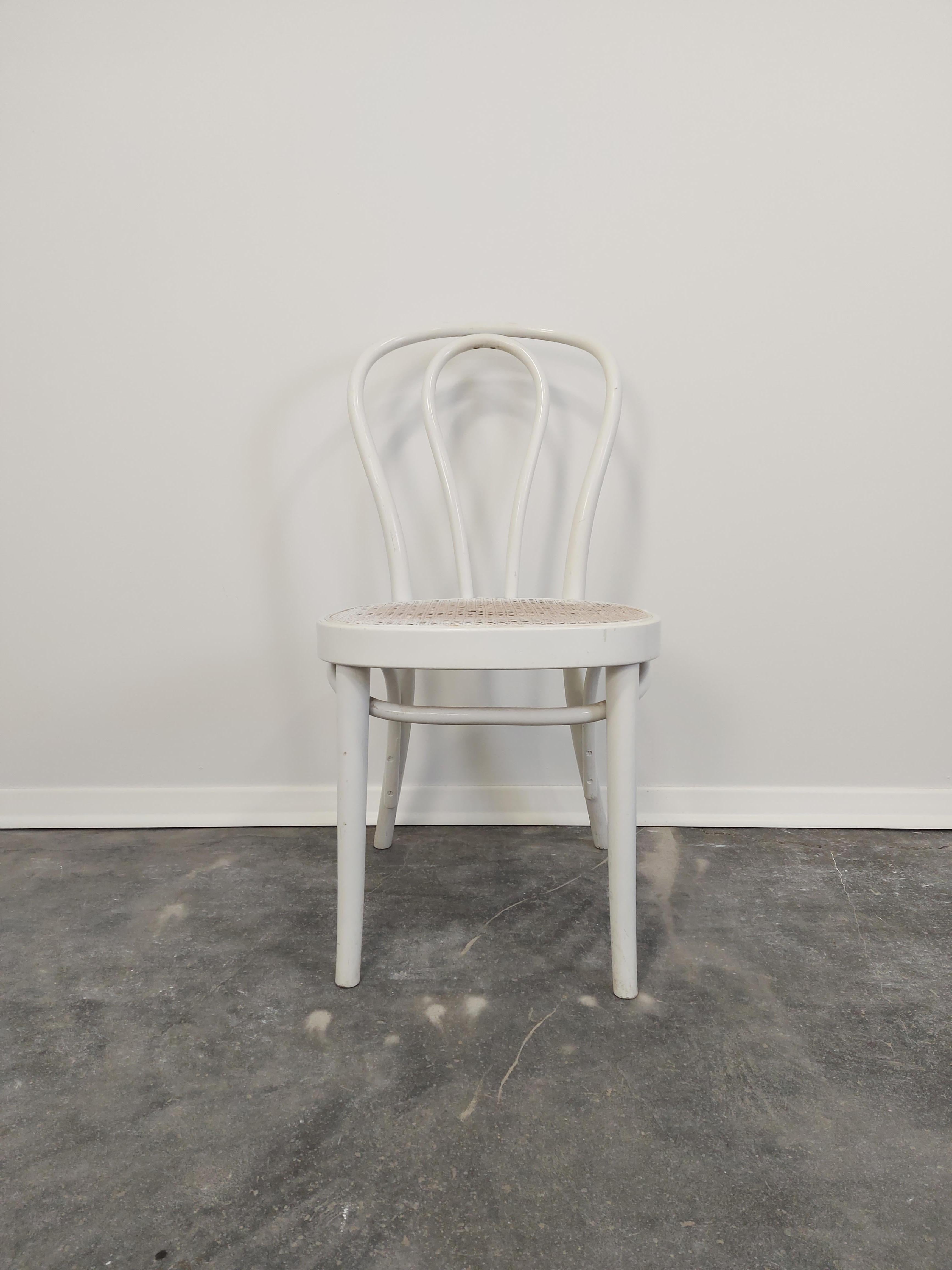 Bentwood cane Thonet No. 18 dining chair in vintage condition (well preserved).

Production period: 1970s

Materials: Bentwood, cane

Label: STOL Kamnik

Condition: great, signs of use, undamaged

Colour: White

Price is for one chair.