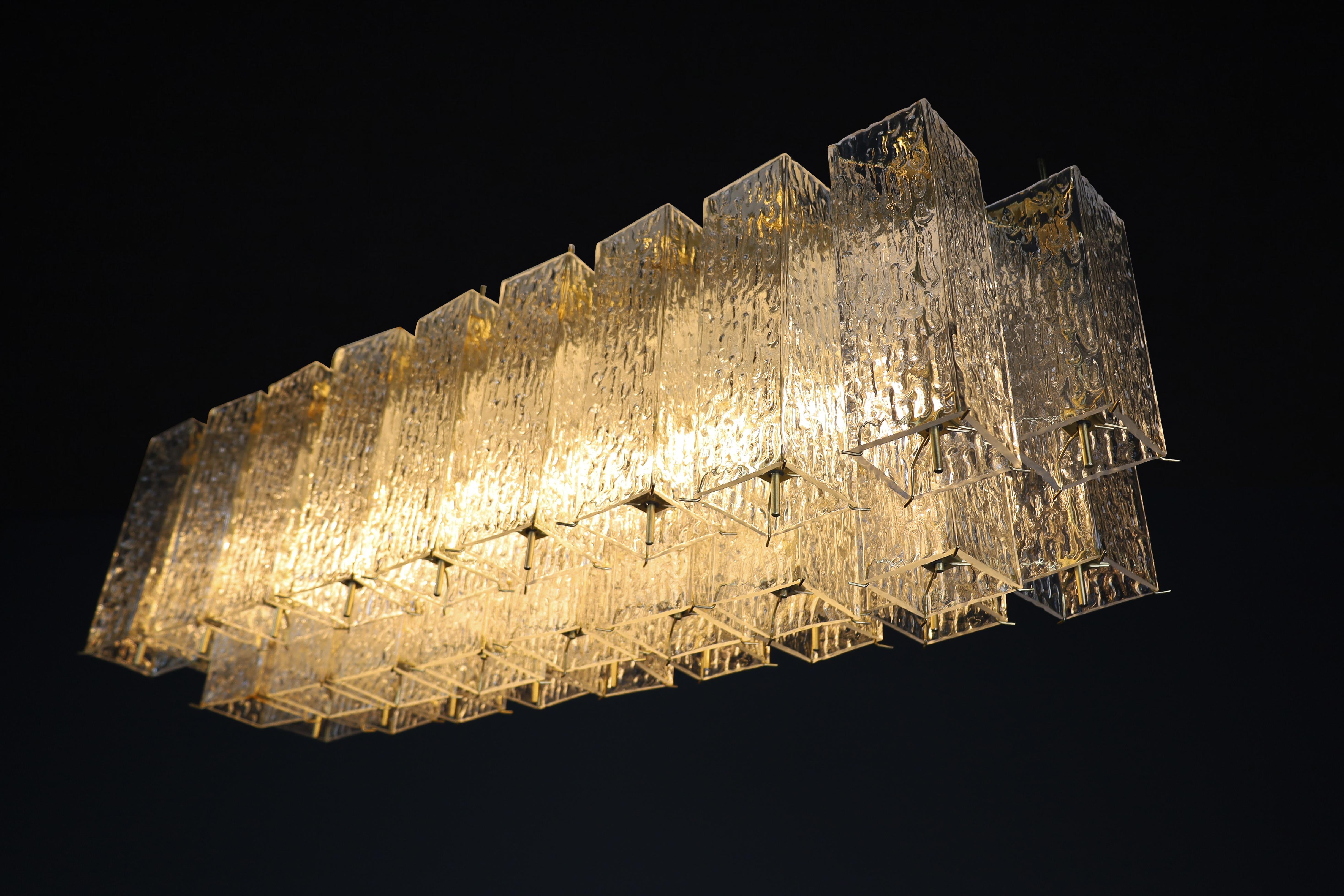 1 des 9 grands lustres encastrés rectangulaires, en verre et laiton, des années 1960.  Bon état - En vente à Almelo, NL