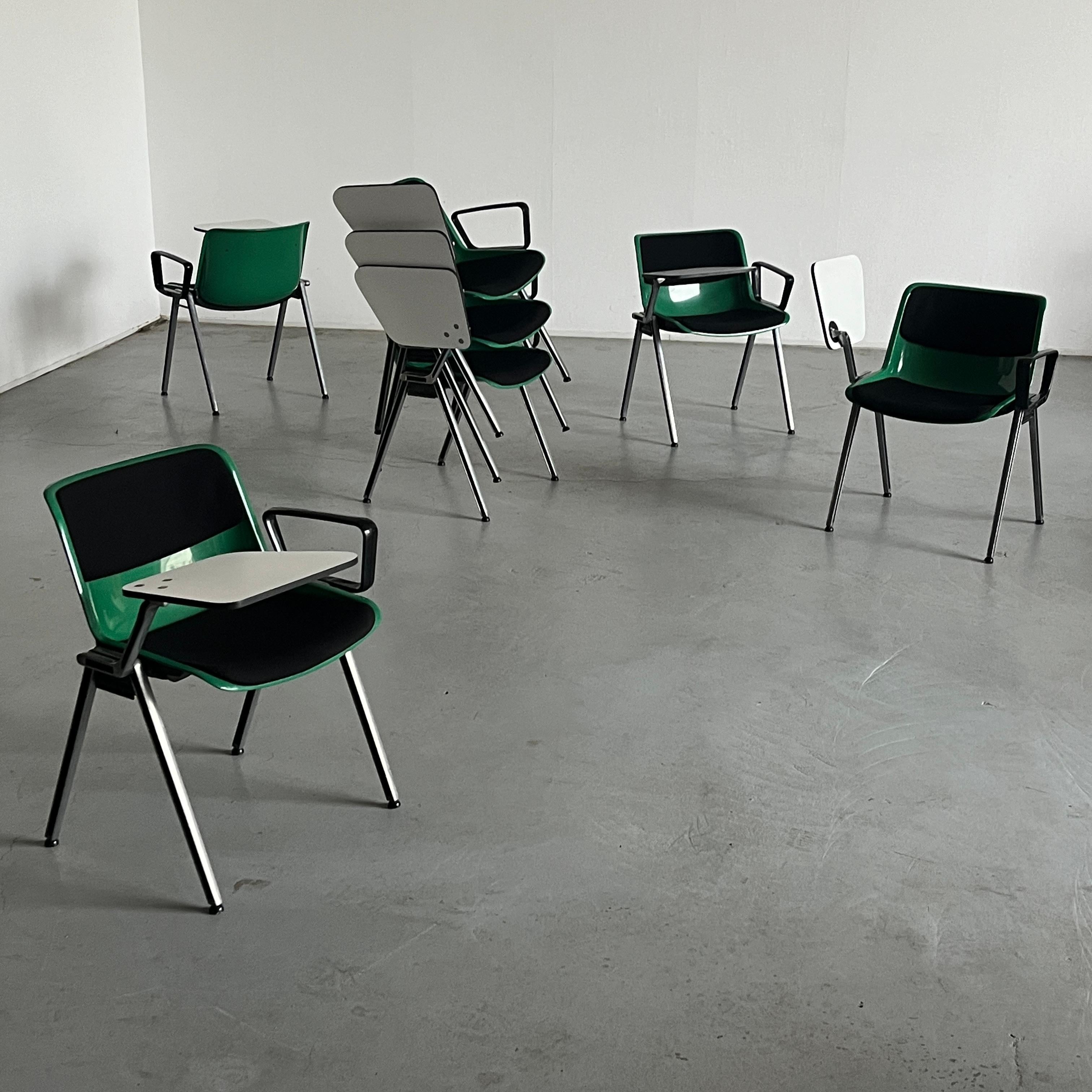 Iconic example of Italian modernism in the office world, these Modus chairs designed by Osvaldo Borsani come with a modular, detachable desk and armrest. In green plastic with black upholstery.
Produced in Italy in the 1970s.

Price is for a single