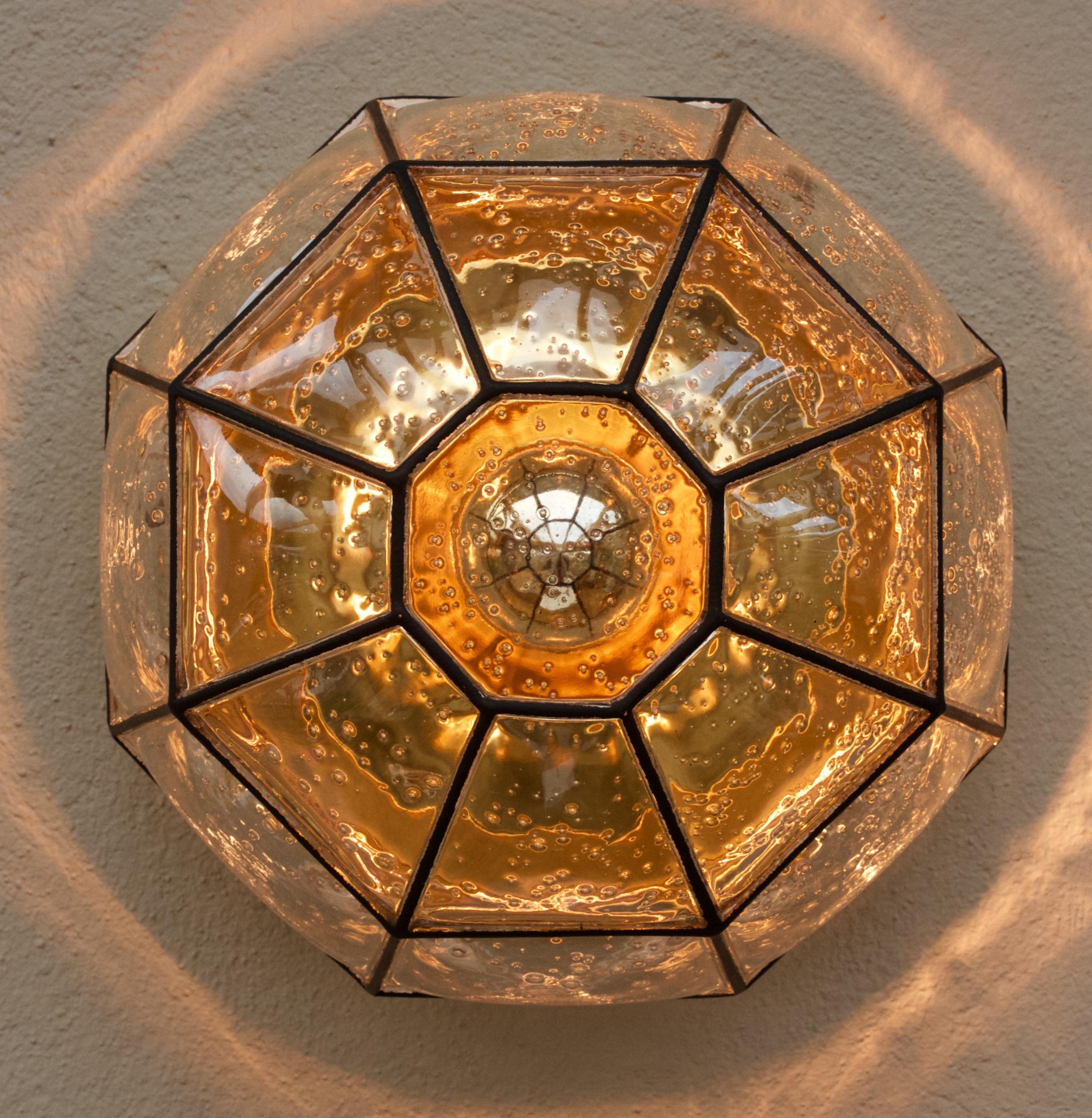 Una coppia di splendide lampade da incasso a parete o a soffitto di Glashütte Limburg, Germania, circa 1965, dalla forma geometrica e semplice. Il vetro Pulegoso o 