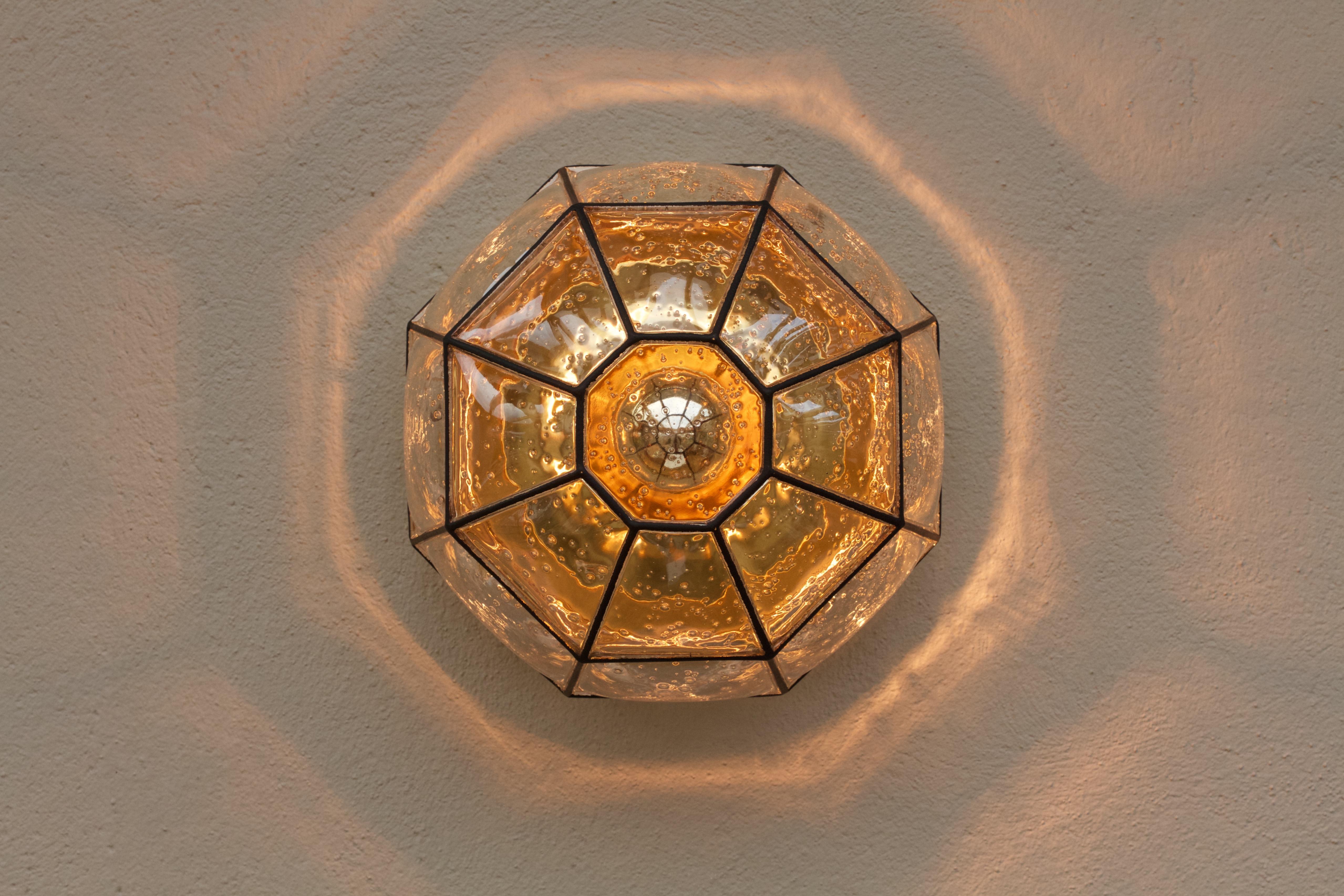 Mid-Century moderno 1 di una coppia di lampade ad incasso in ferro e vetro a bolle di Limburg Glashütte 1960s in vendita