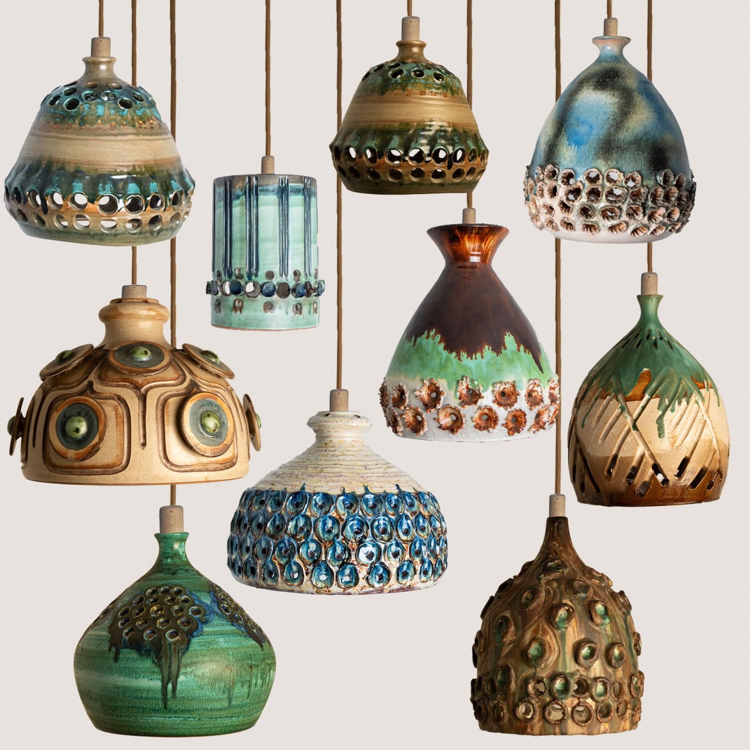 Impresionante conjunto de diez lámparas colgantes redondas de cerámica con un bello dibujo, hechas con cerámica de ricos colores verde, azul y marrón, fabricadas por Jette Hellerøe para Axella en la década de 1960 en Dinamarca.

Axella fue fundada