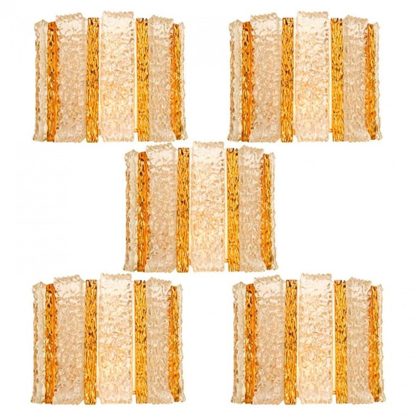 1 de 10 apliques de tambor de forma semicircular chapados en oro con cinco paneles de cristal esmerilado sobre un marco de latón dorado con motivos de inspiración Brutalista. De los años 60 al estilo de Kalmar, Austria.

Gran calidad y en perfecto